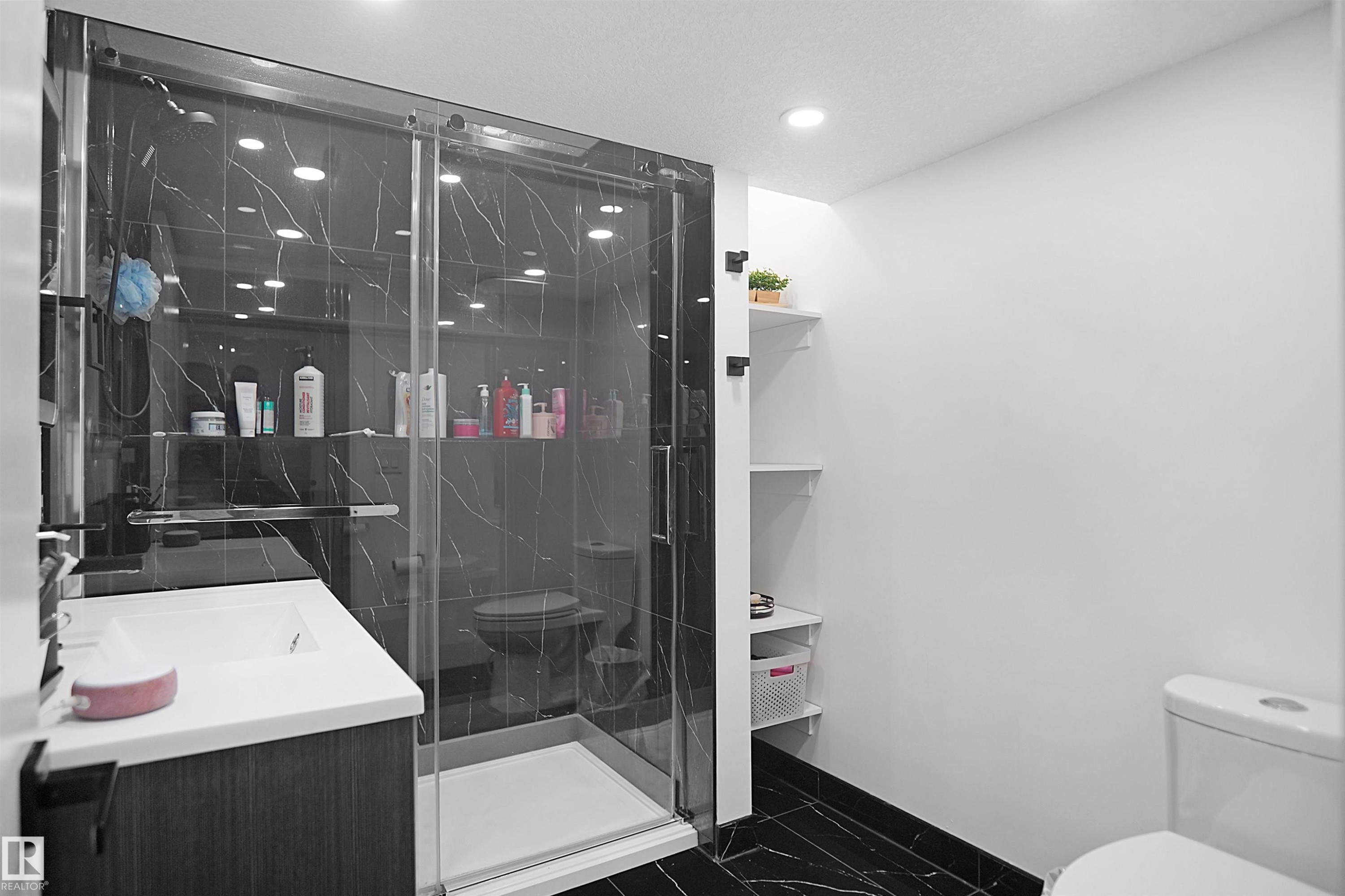 10018 173 Avenue, Edmonton, AB - Indoor Photo Showing Bathroom