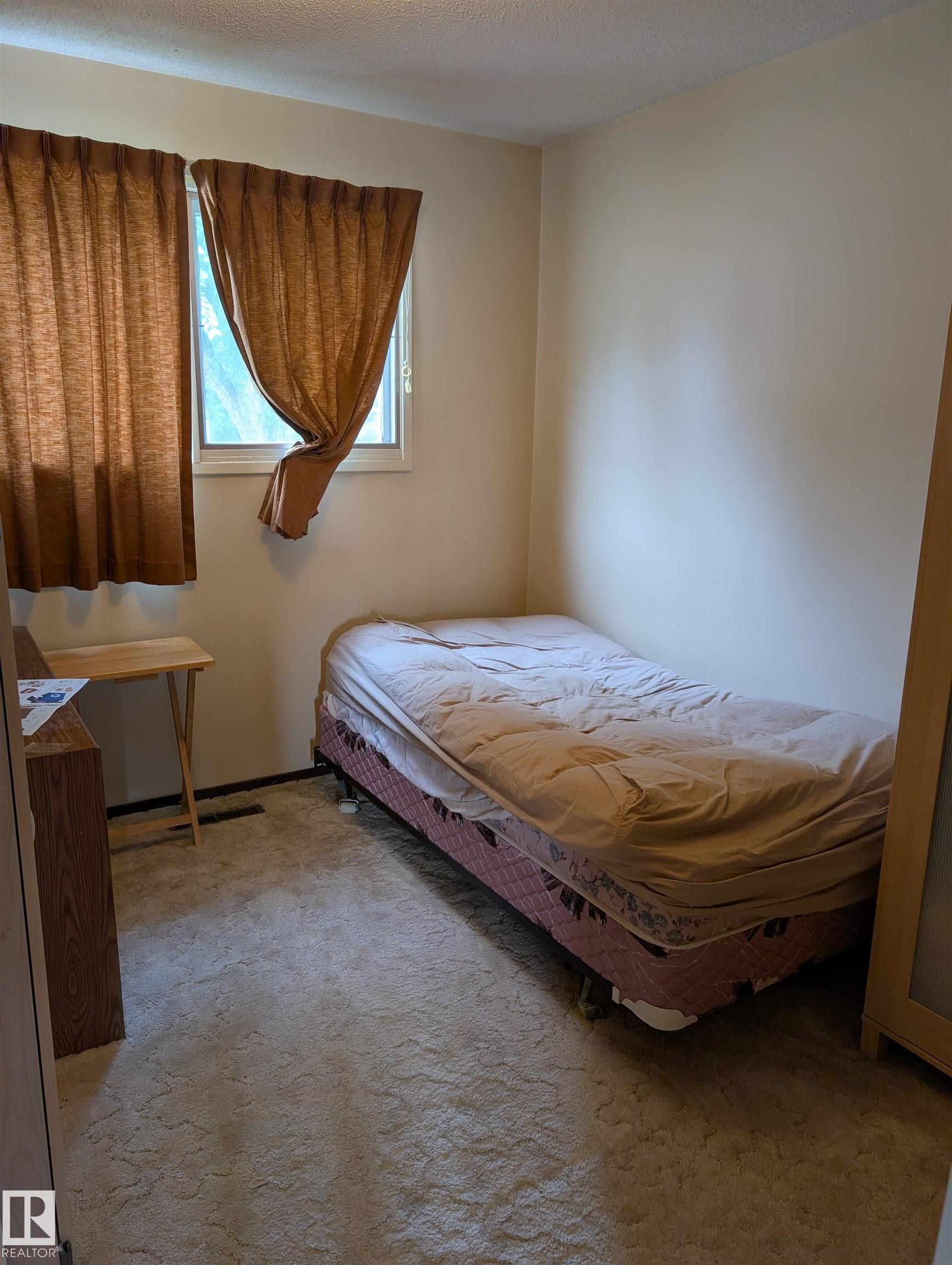 Windowed room featuring wall-to-wall carpeting and neutral-toned walls - 6415 147 Avenue, Edmonton, AB