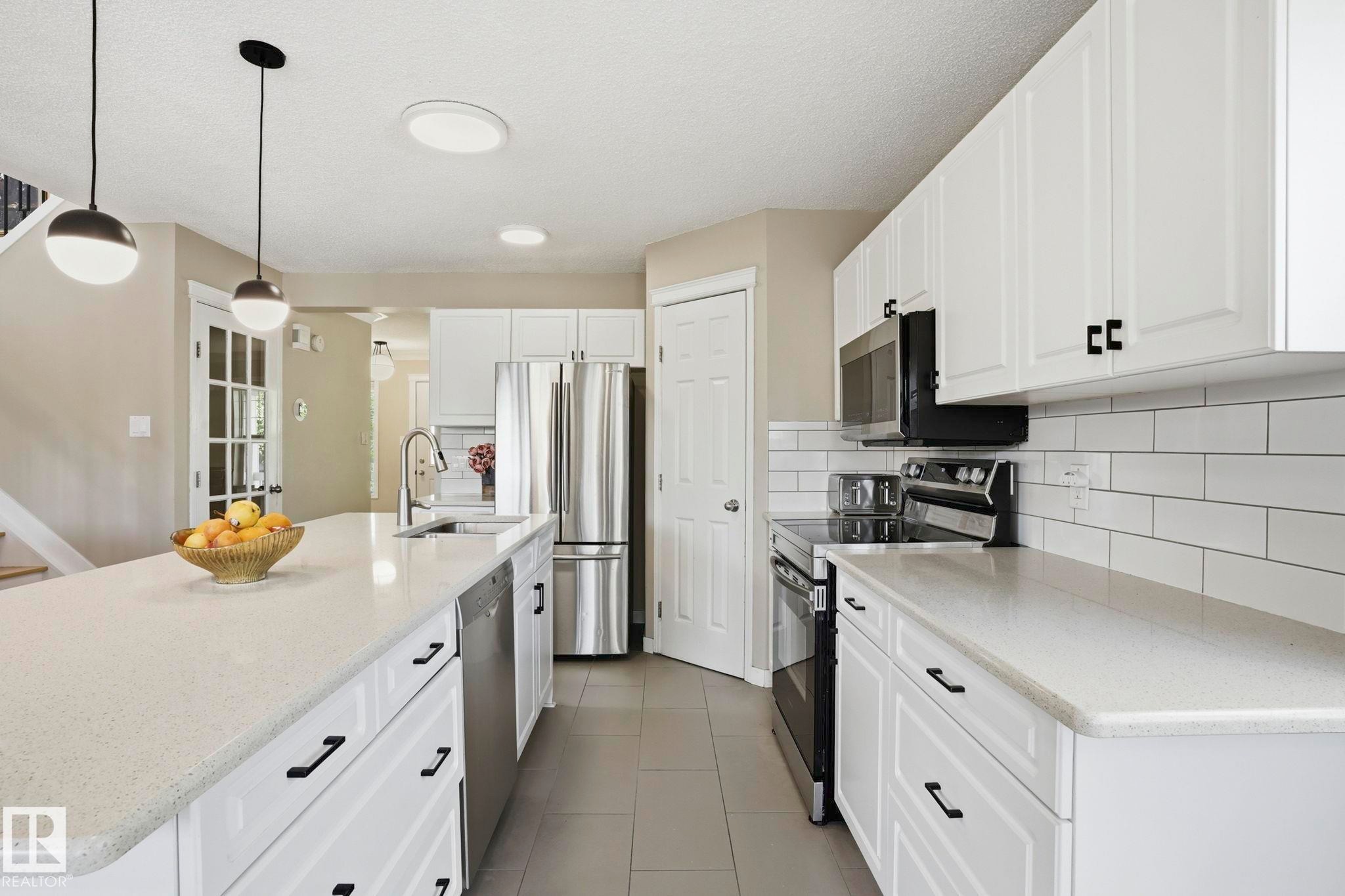 2049 Tanner Wynd Nw, Edmonton, AB - Indoor Photo Showing Kitchen With Upgraded Kitchen