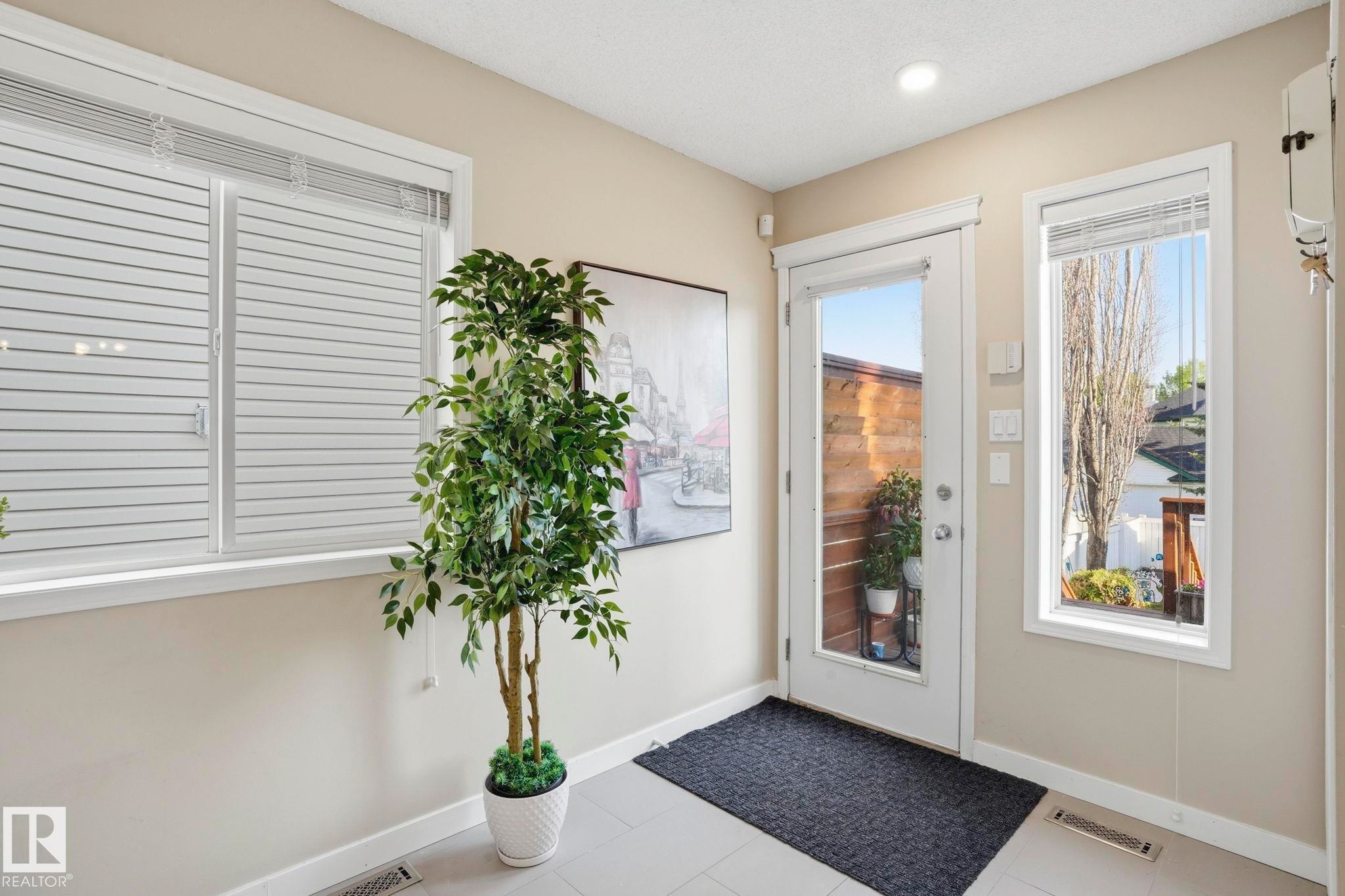 2049 Tanner Wynd Nw, Edmonton, AB - Indoor Photo Showing Other Room