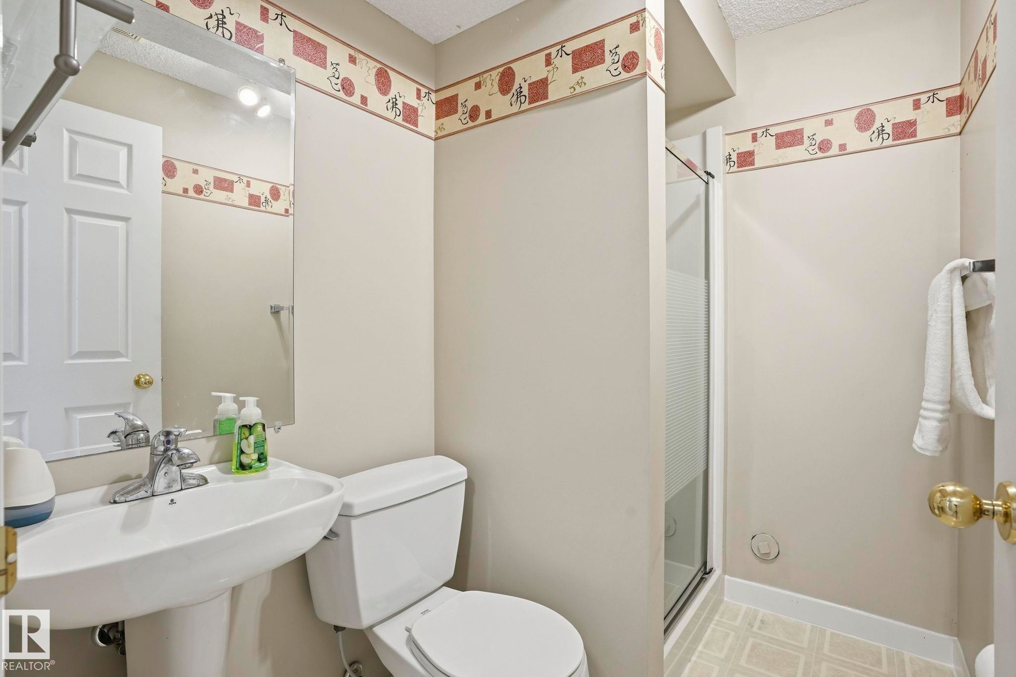 2049 Tanner Wynd Nw, Edmonton, AB - Indoor Photo Showing Bathroom