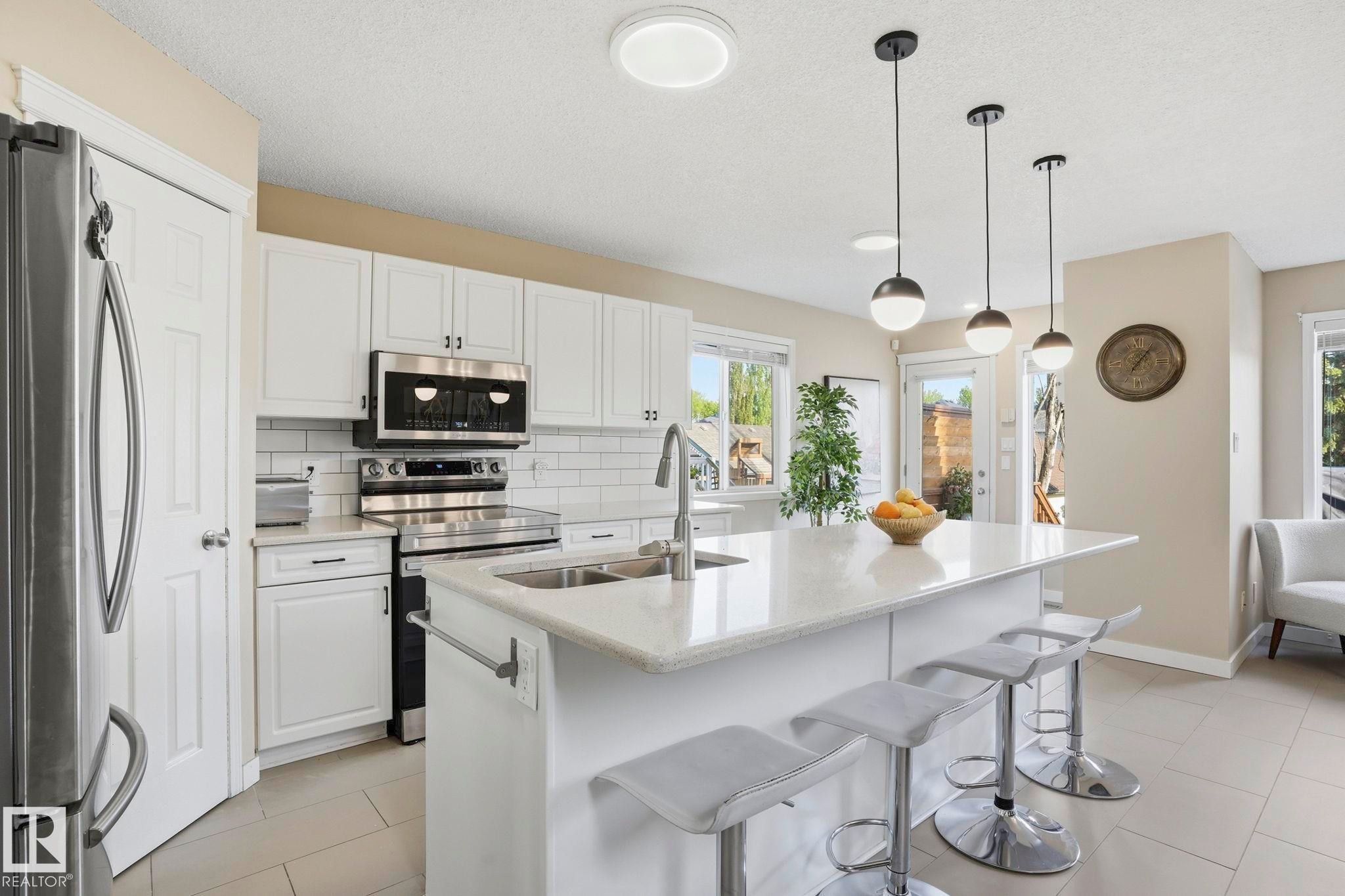 2049 Tanner Wynd Nw, Edmonton, AB - Indoor Photo Showing Kitchen With Double Sink With Upgraded Kitchen