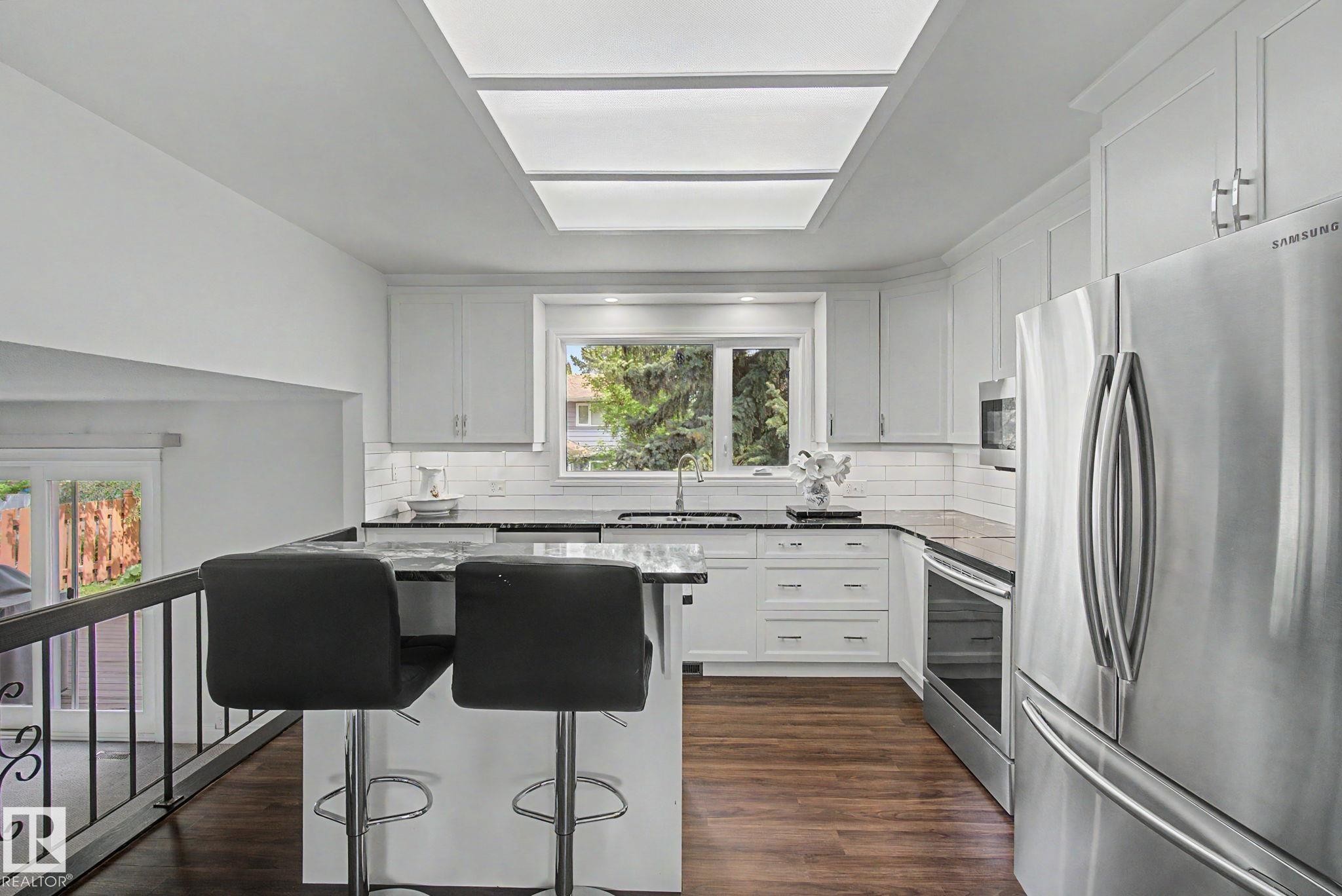 170 Westridge Rd, Edmonton, AB - Indoor Photo Showing Kitchen With Upgraded Kitchen