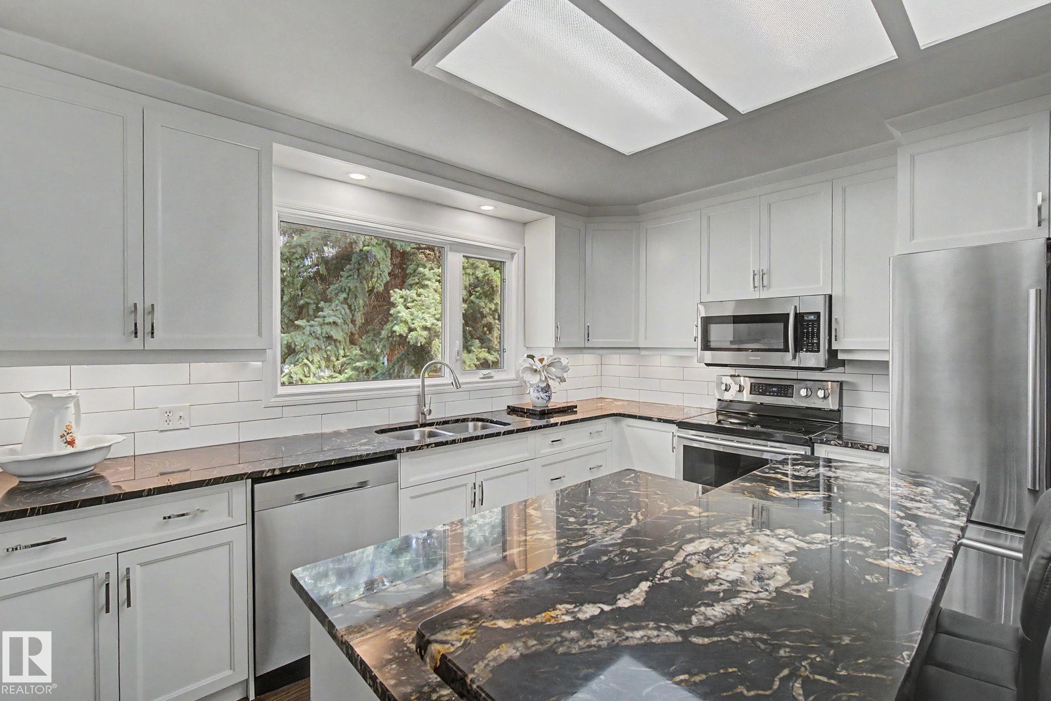 170 Westridge Rd, Edmonton, AB - Indoor Photo Showing Kitchen With Double Sink With Upgraded Kitchen