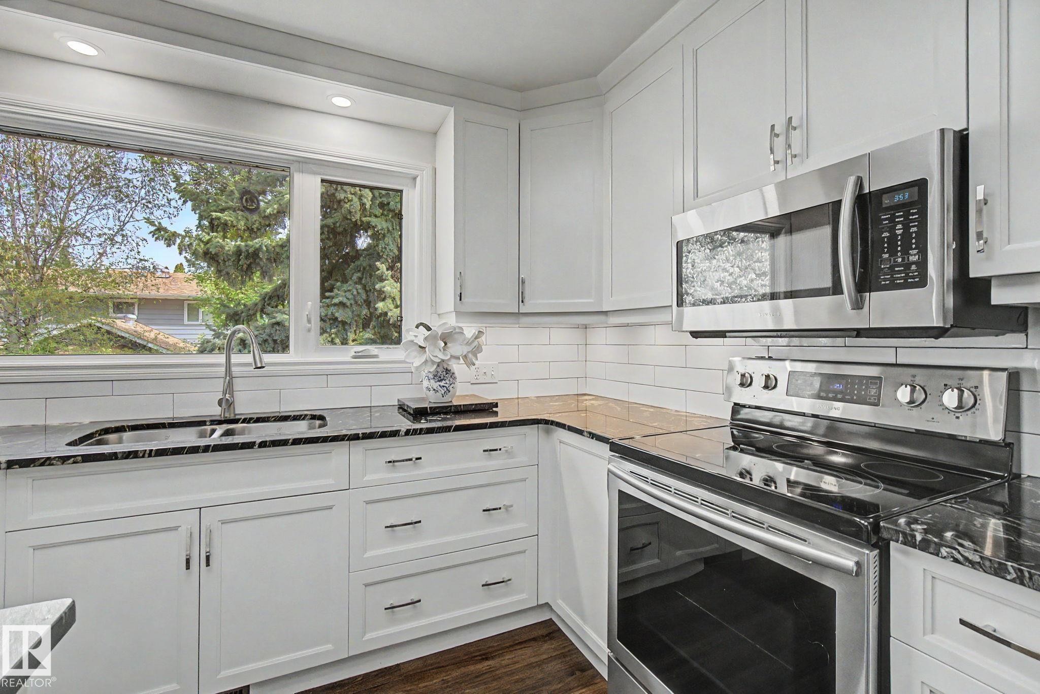 170 Westridge Rd, Edmonton, AB - Indoor Photo Showing Kitchen With Upgraded Kitchen