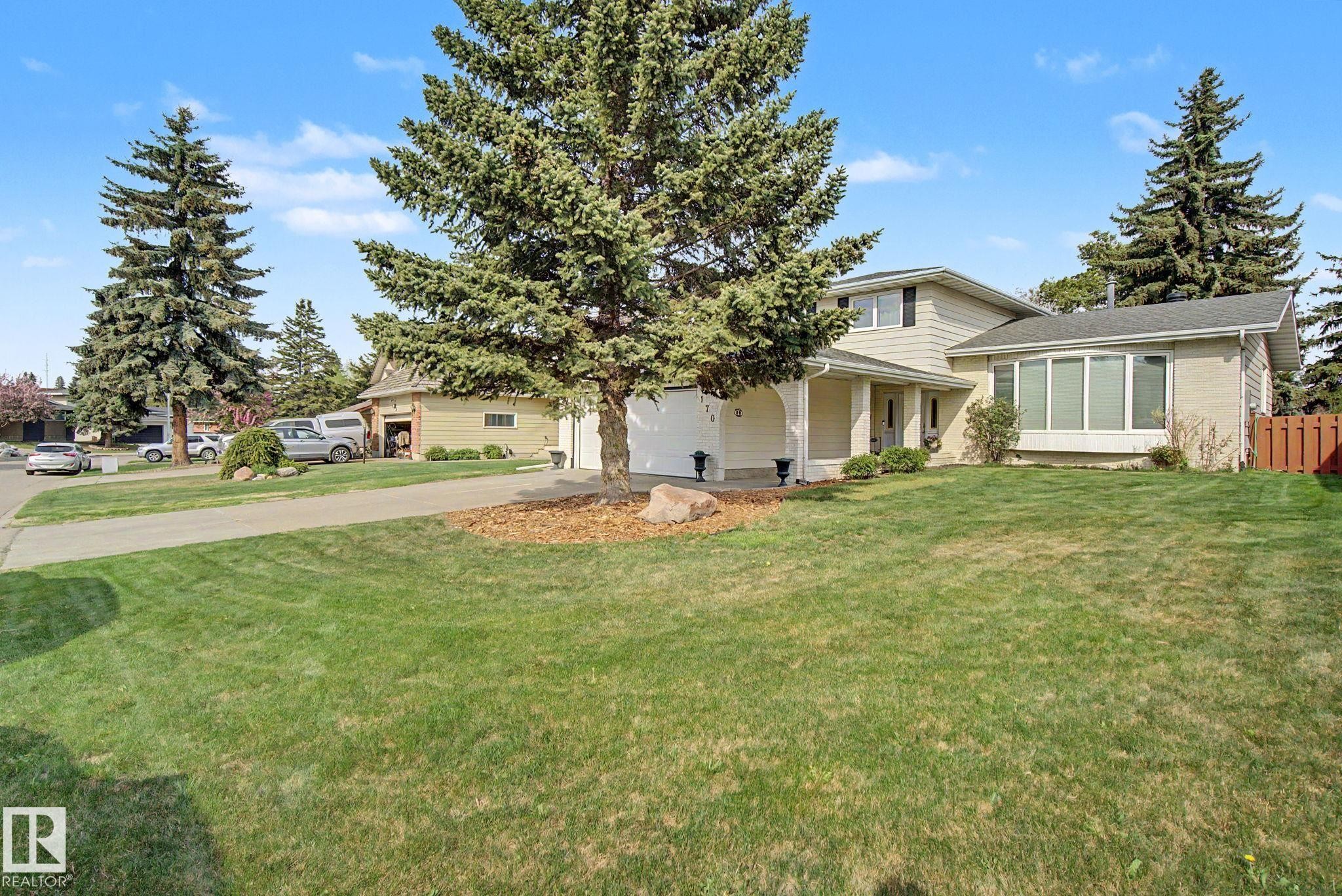 Split-level residence featuring a prominent bay window, attached two-car garage, and a concrete driveway - 170 Westridge Rd, Edmonton, AB - Outdoor
