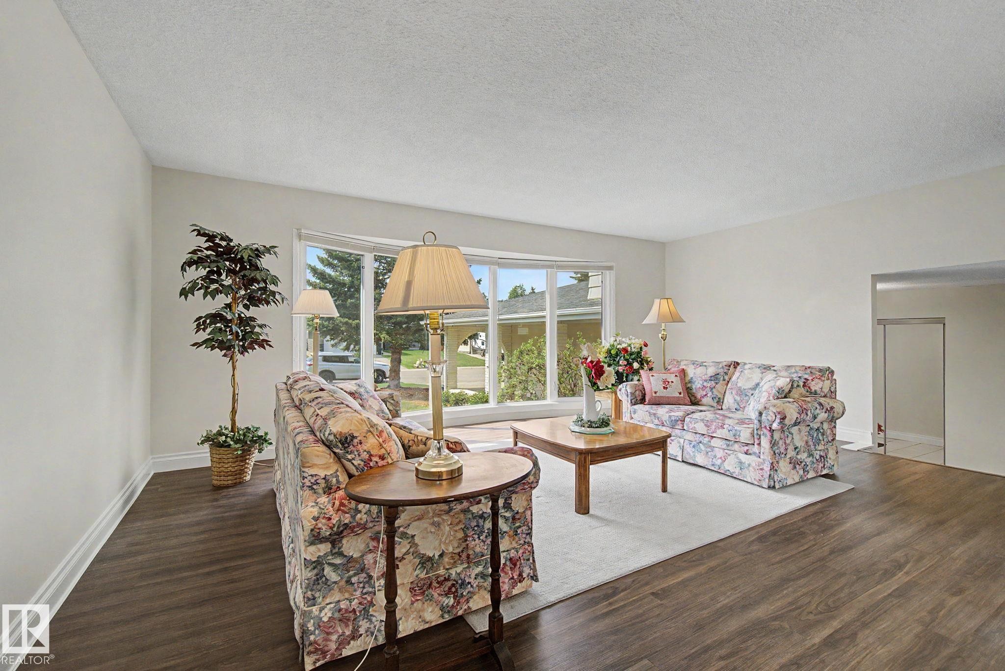 170 Westridge Rd, Edmonton, AB - Indoor Photo Showing Living Room