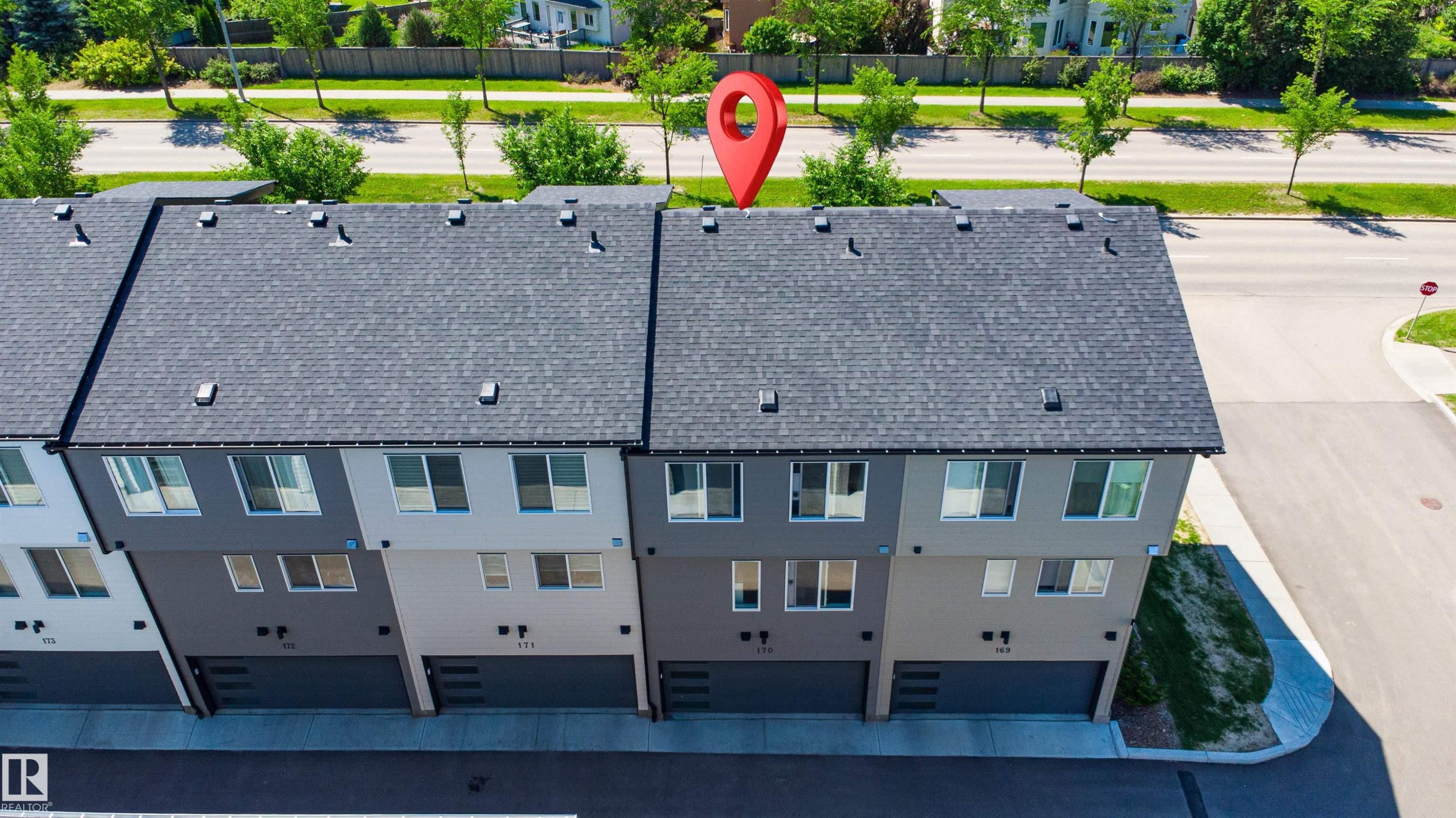 Contemporary townhome exterior featuring a dark grey shingle roof and a multi-tone facade - 170 804 Welsh Drive, Edmonton, AB