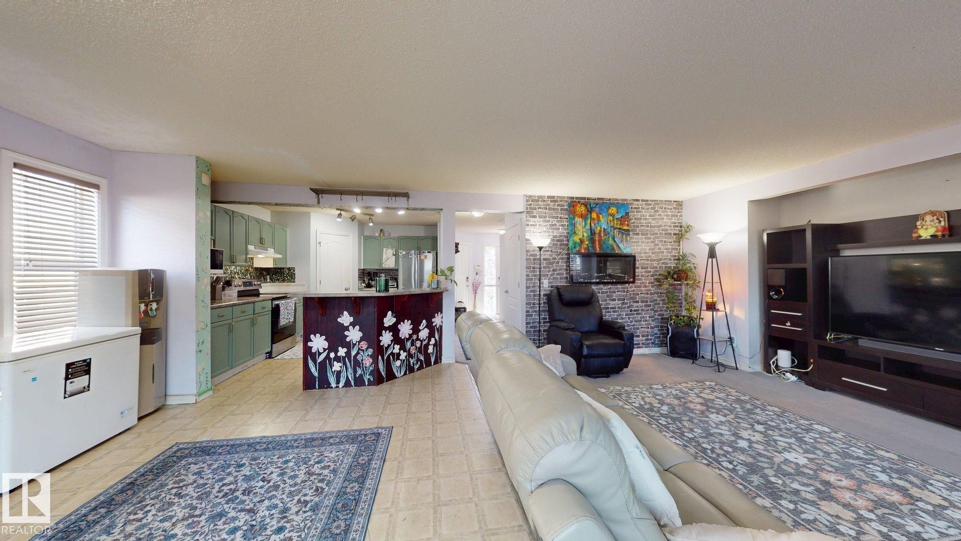 1808 36 Avenue Nw, Edmonton, AB - Indoor Photo Showing Living Room