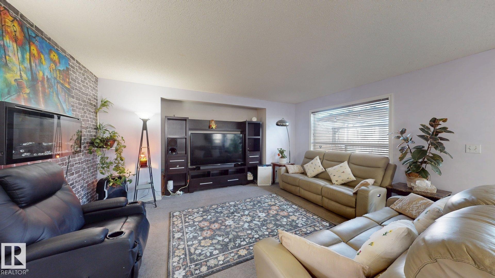 1808 36 Avenue Nw, Edmonton, AB - Indoor Photo Showing Living Room