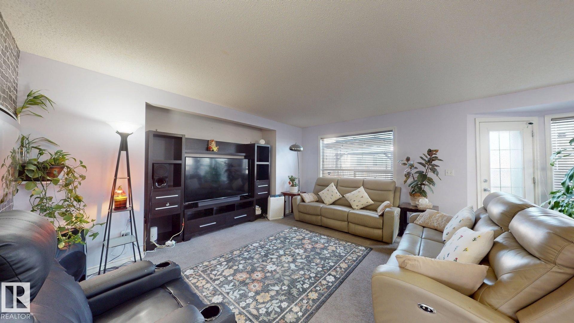 1808 36 Avenue Nw, Edmonton, AB - Indoor Photo Showing Living Room