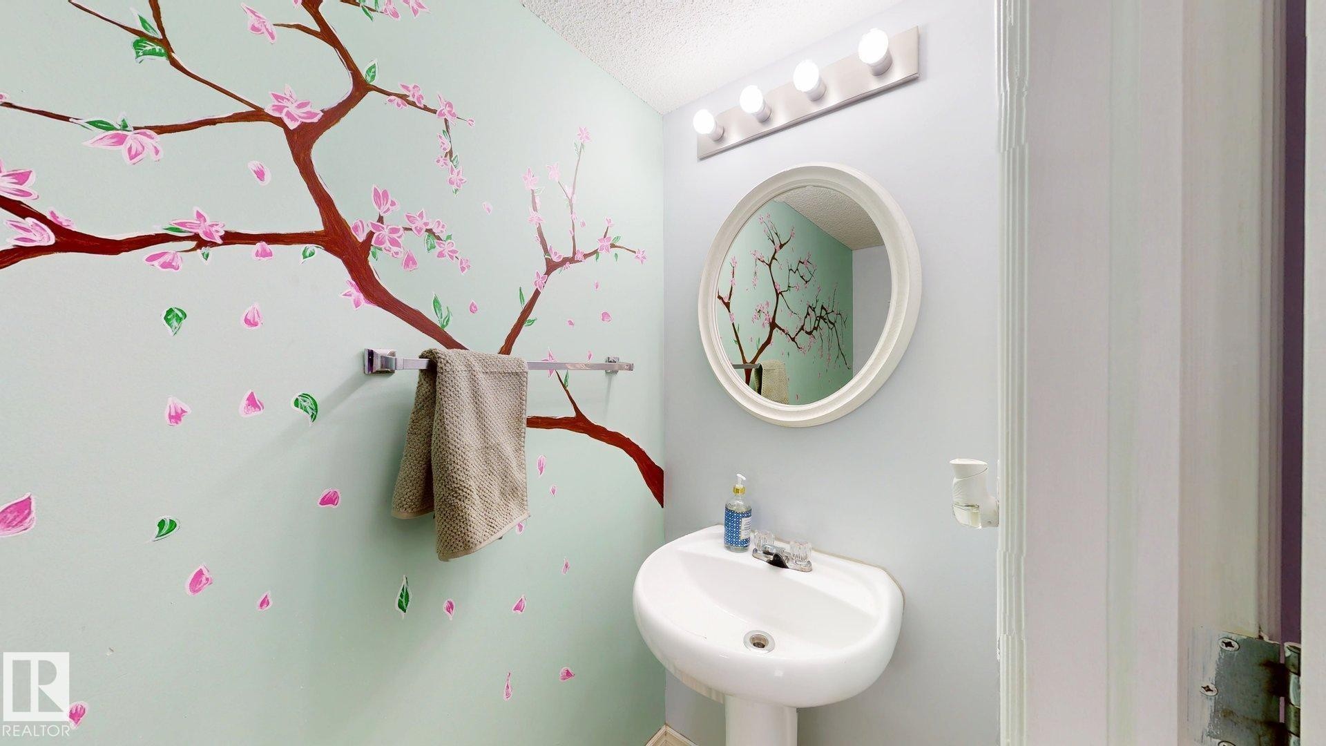 1808 36 Avenue Nw, Edmonton, AB - Indoor Photo Showing Bathroom