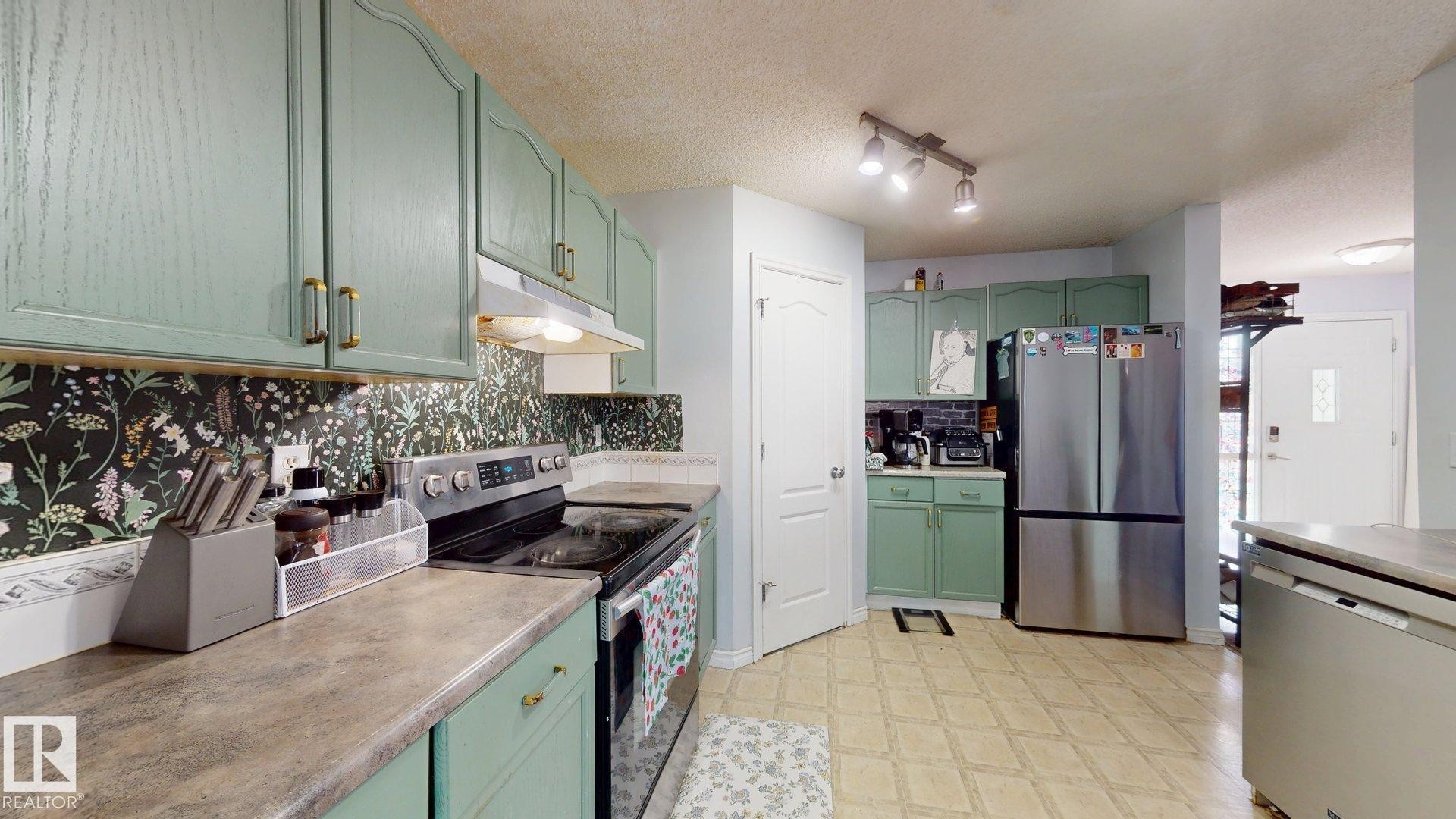 1808 36 Avenue Nw, Edmonton, AB - Indoor Photo Showing Kitchen