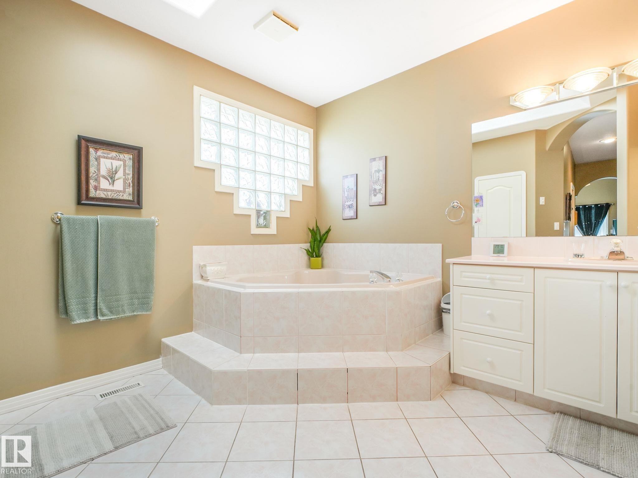 1058 James Crescent, Edmonton, AB