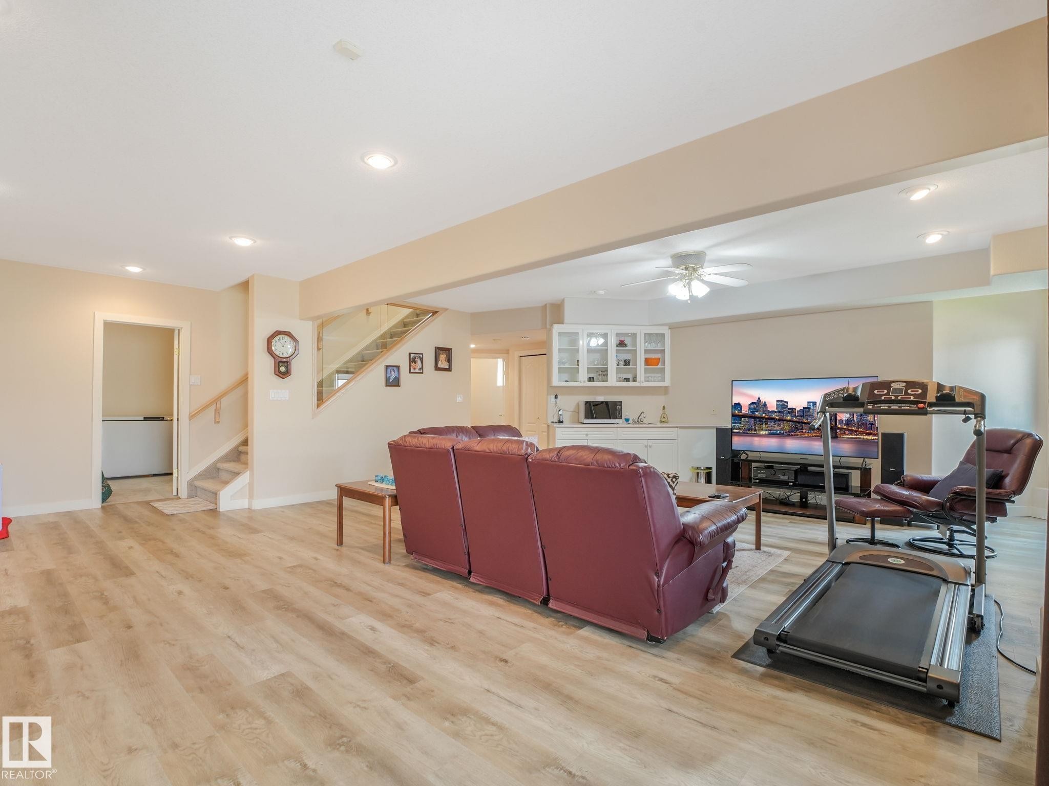 1058 James Crescent, Edmonton, AB