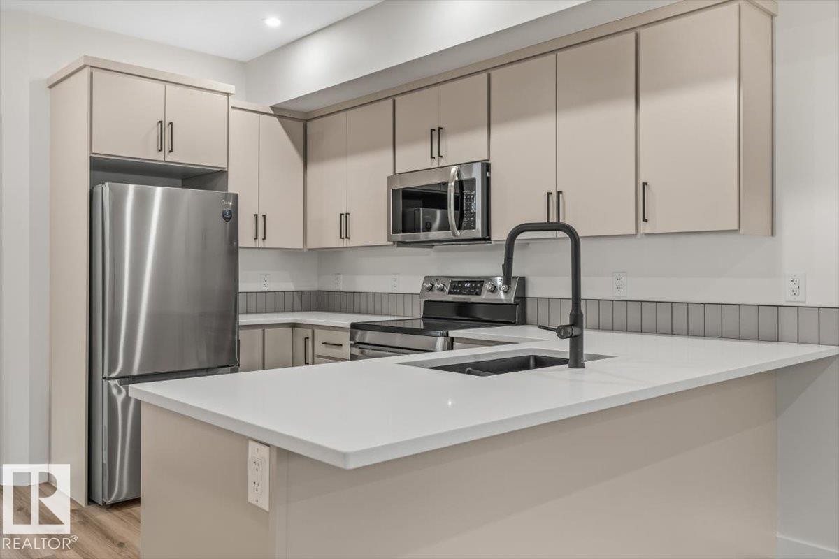10932 132 Street, Edmonton, AB - Indoor Photo Showing Kitchen With Upgraded Kitchen