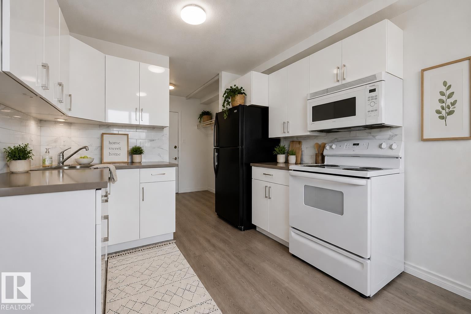 #105 14530 52 St Nw, Edmonton, AB - Indoor Photo Showing Kitchen