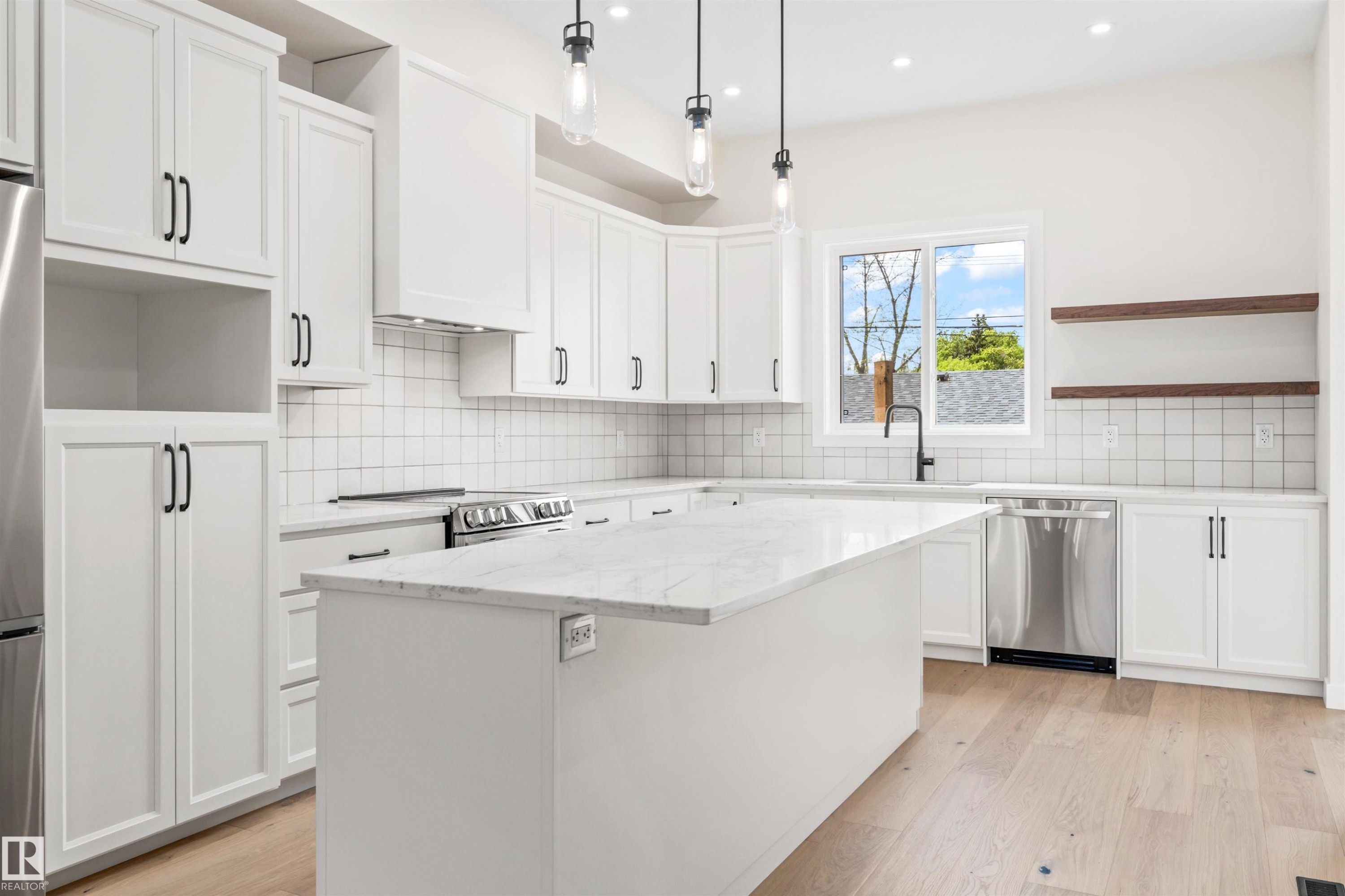 10934 132 Street, Edmonton, AB - Indoor Photo Showing Kitchen With Upgraded Kitchen
