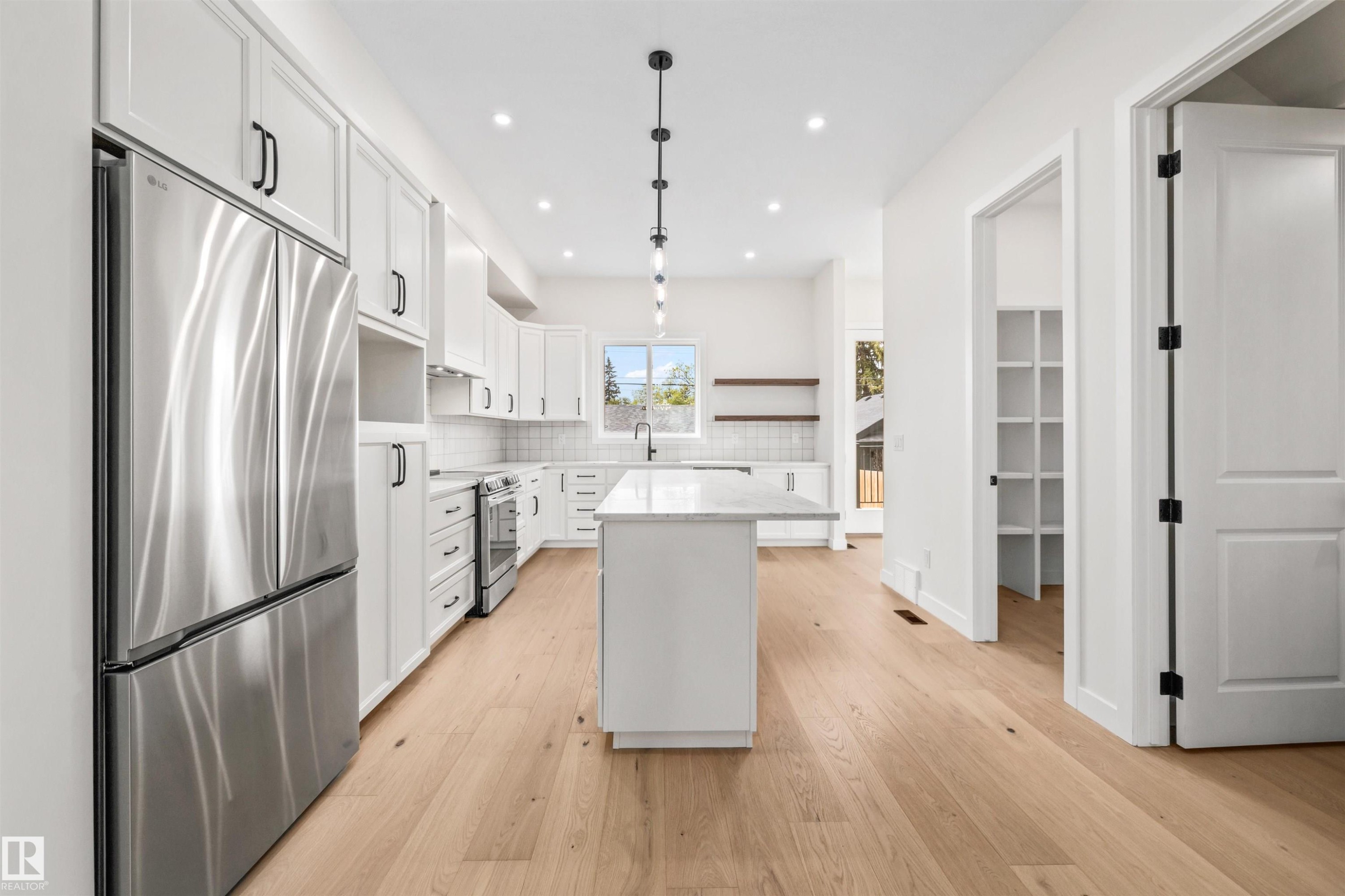 10934 132 Street, Edmonton, AB - Indoor Photo Showing Kitchen With Upgraded Kitchen