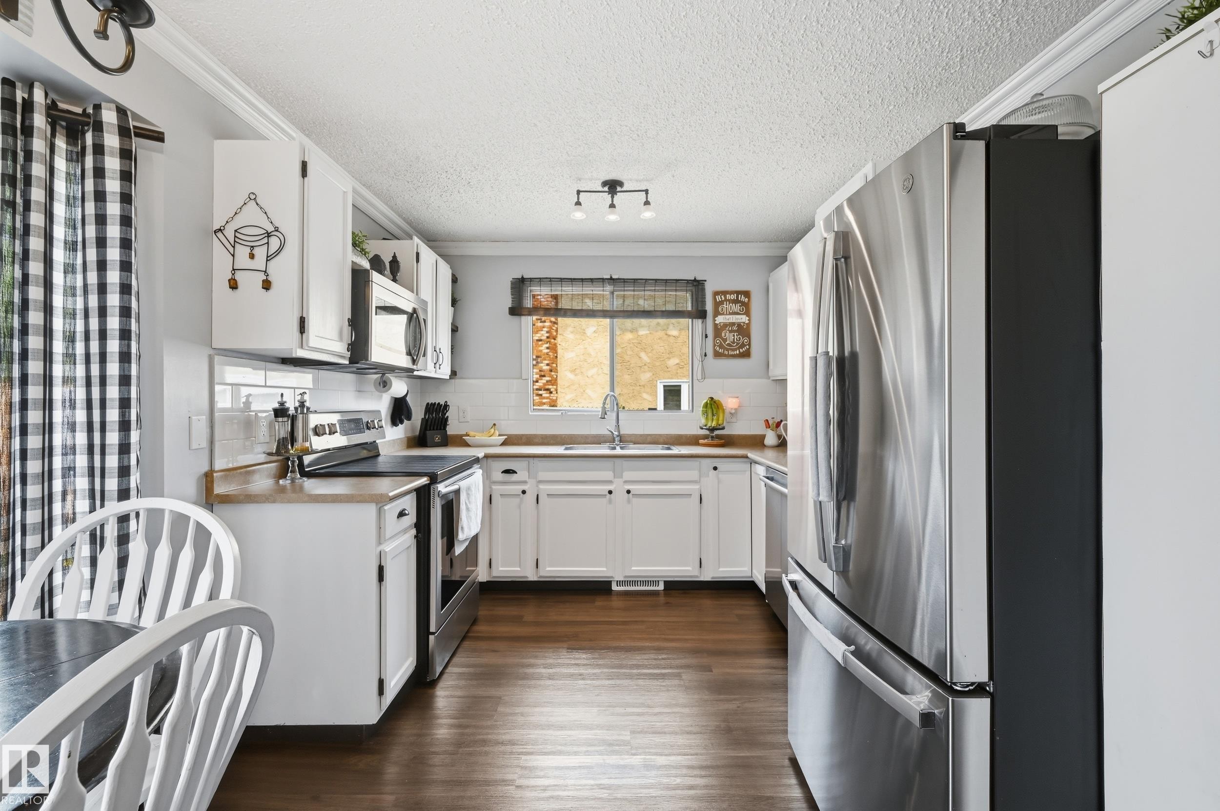 3332 138 Avenue Nw, Edmonton, AB - Indoor Photo Showing Kitchen With Double Sink