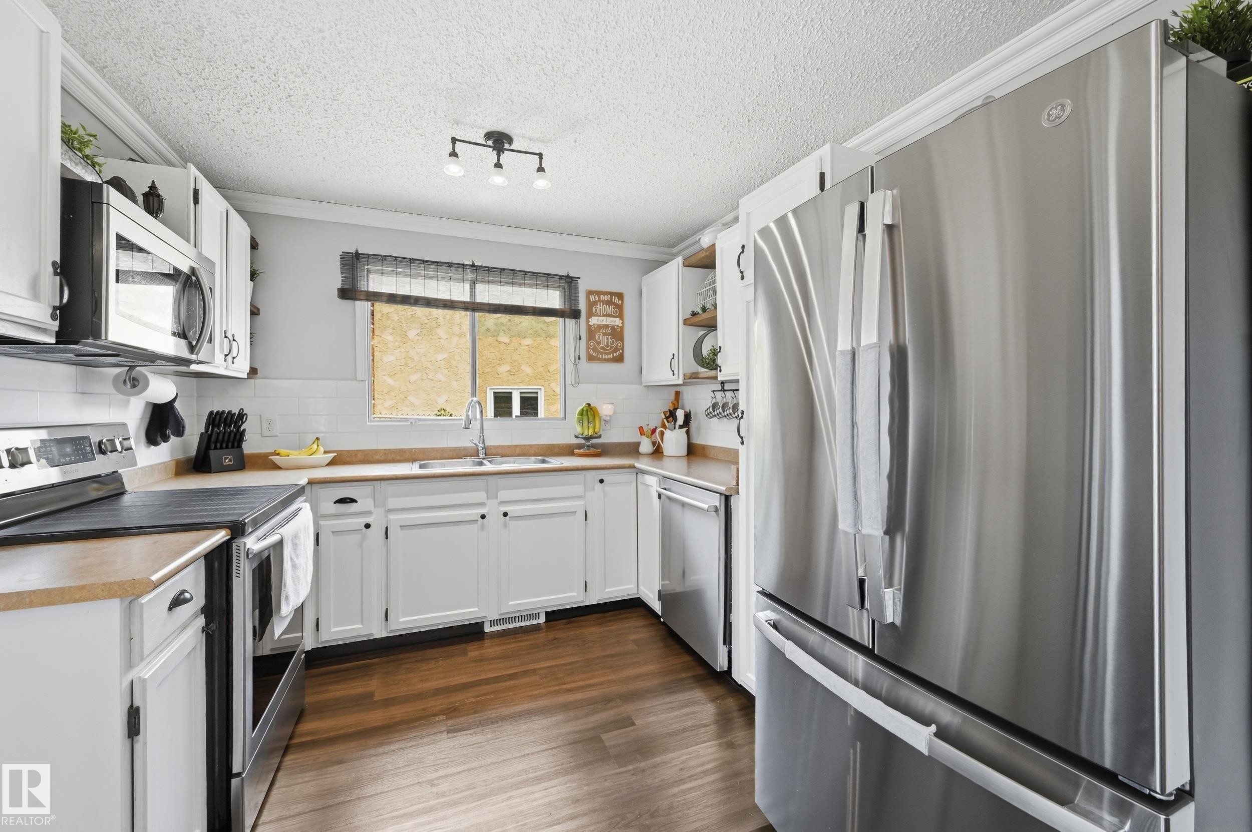 3332 138 Avenue Nw, Edmonton, AB - Indoor Photo Showing Kitchen With Double Sink With Upgraded Kitchen