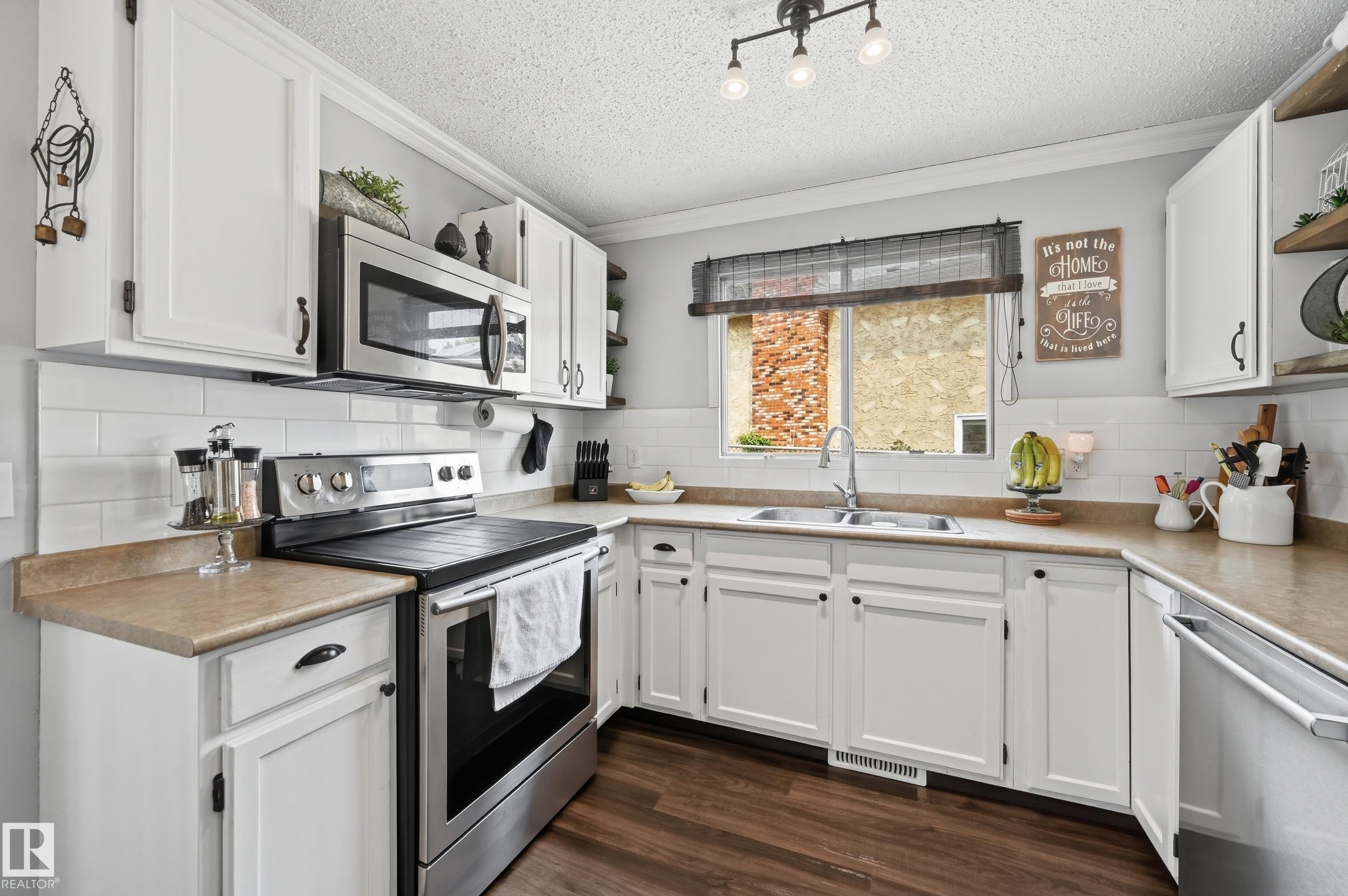 3332 138 Avenue Nw, Edmonton, AB - Indoor Photo Showing Kitchen With Double Sink
