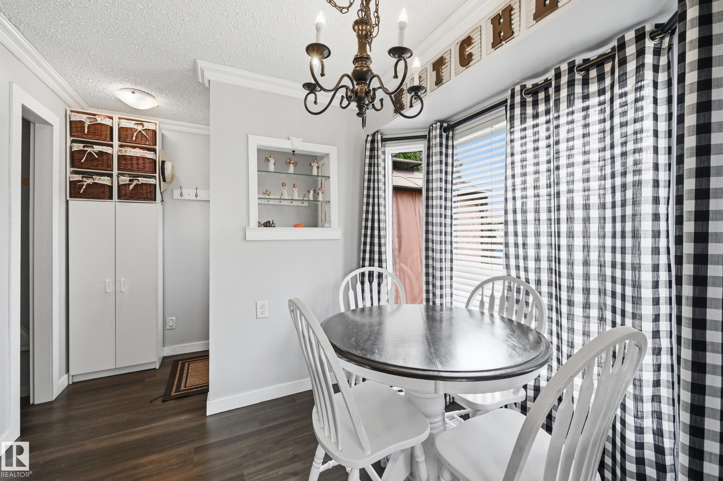 3332 138 Avenue Nw, Edmonton, AB - Indoor Photo Showing Dining Room