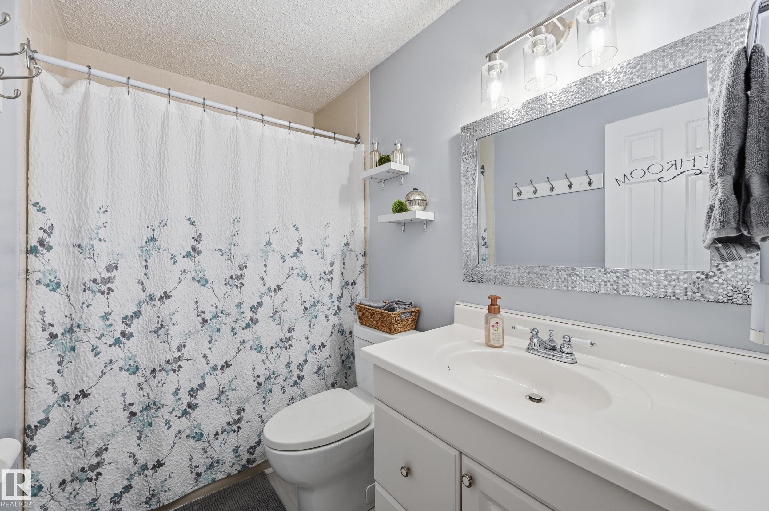 3332 138 Avenue Nw, Edmonton, AB - Indoor Photo Showing Bathroom