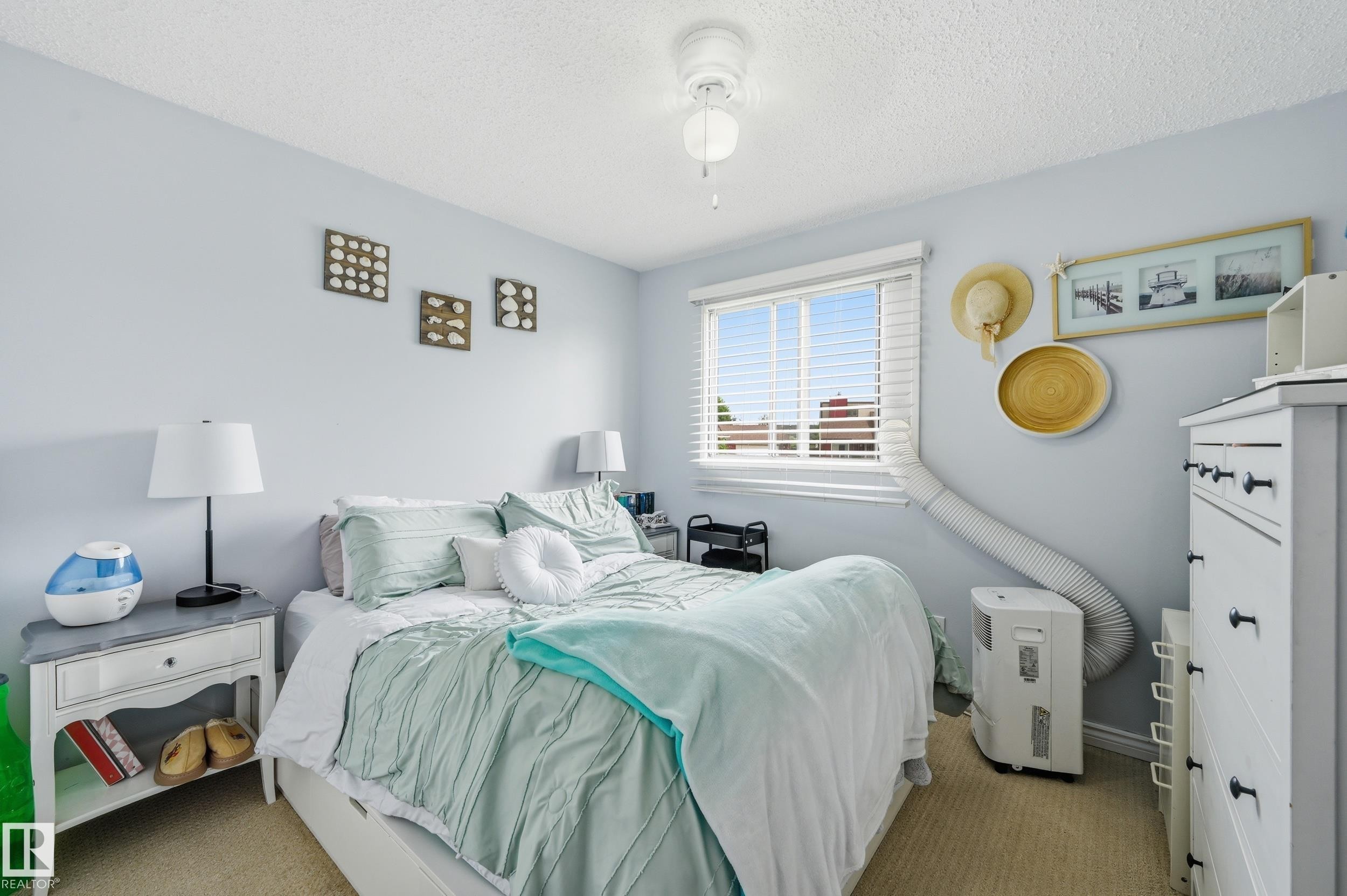 3332 138 Avenue Nw, Edmonton, AB - Indoor Photo Showing Bedroom