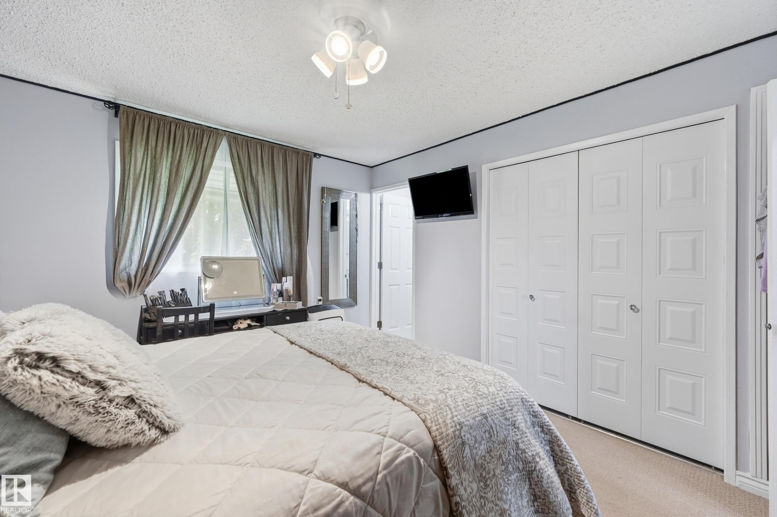 3332 138 Avenue Nw, Edmonton, AB - Indoor Photo Showing Bedroom