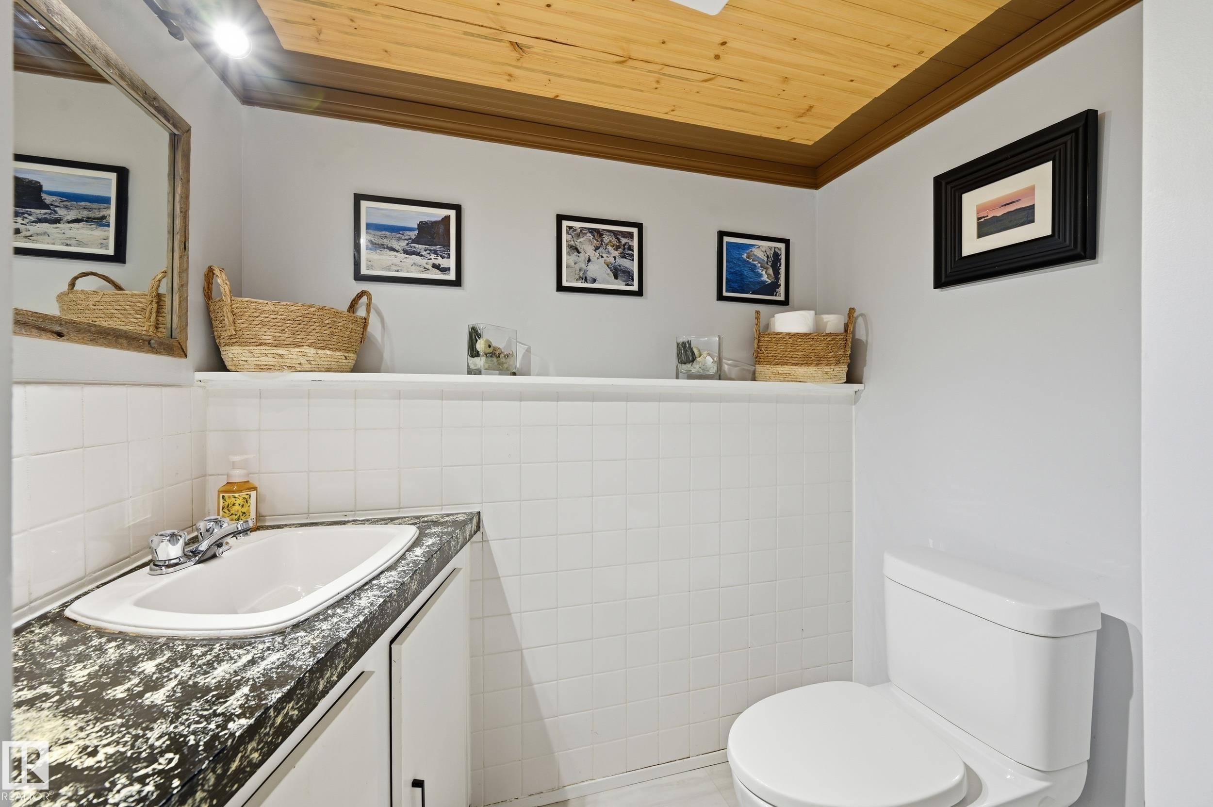 3332 138 Avenue Nw, Edmonton, AB - Indoor Photo Showing Bathroom