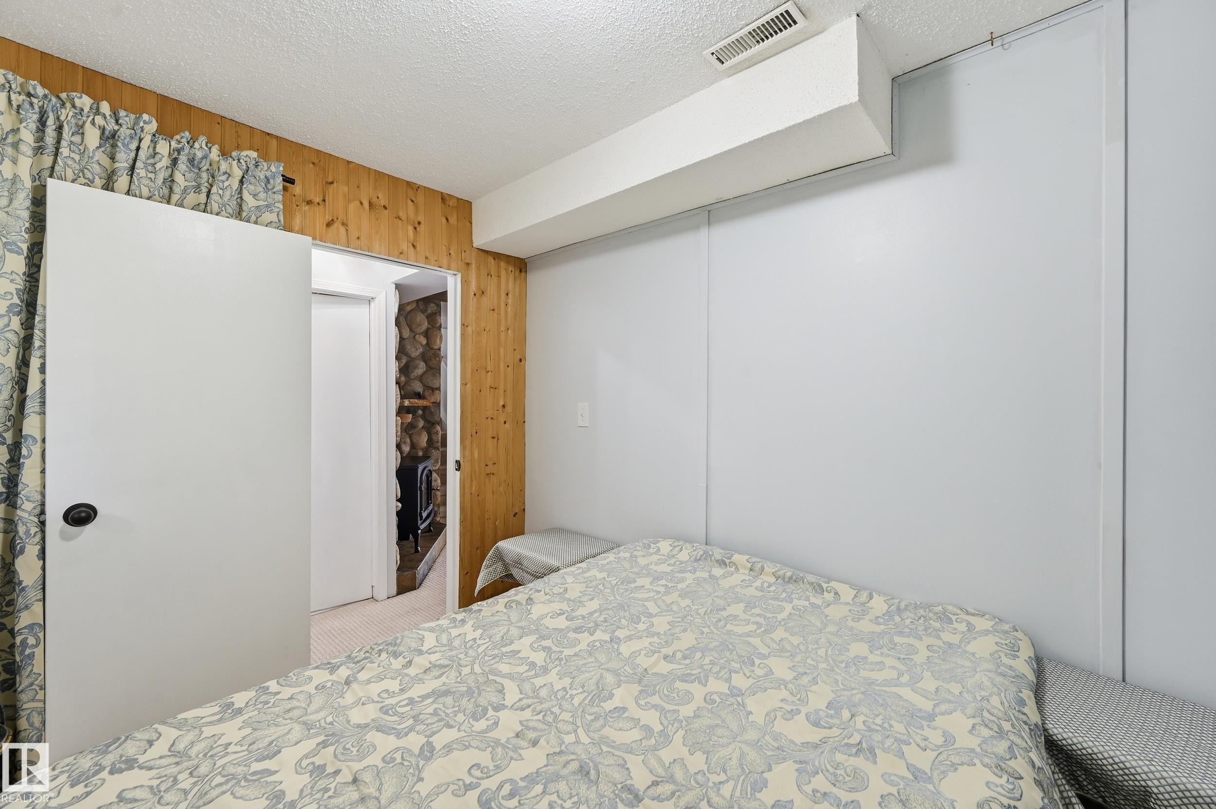 3332 138 Avenue Nw, Edmonton, AB - Indoor Photo Showing Bedroom
