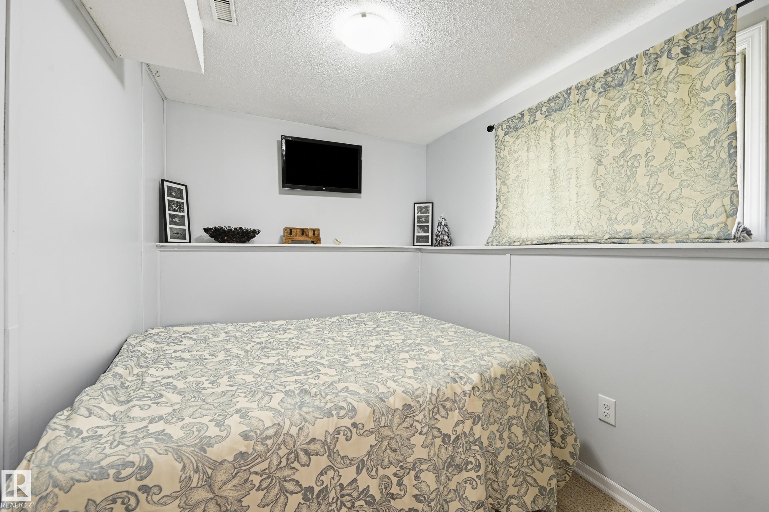 3332 138 Avenue Nw, Edmonton, AB - Indoor Photo Showing Bedroom