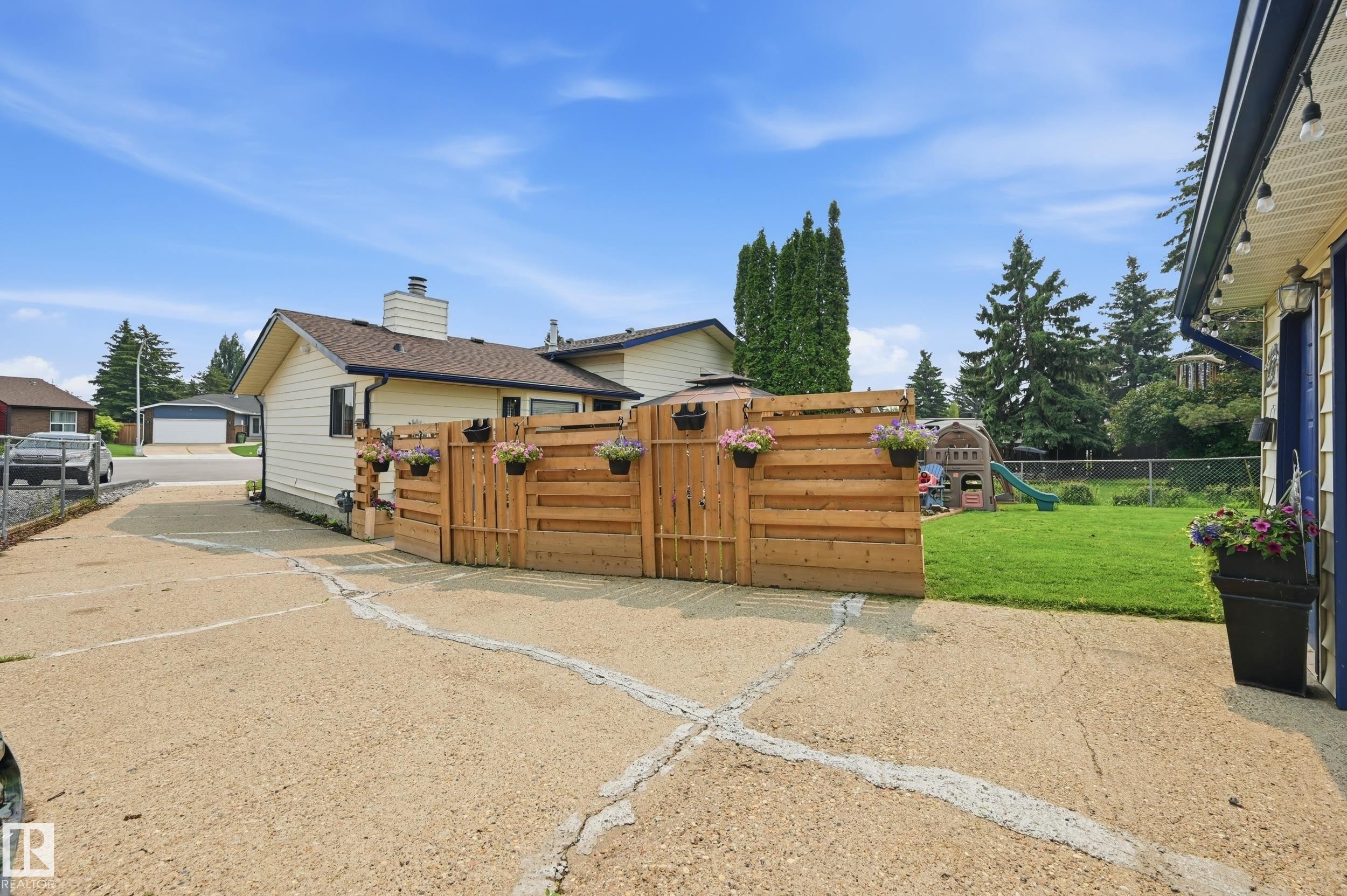 3332 138 Avenue Nw, Edmonton, AB - Outdoor With Exterior
