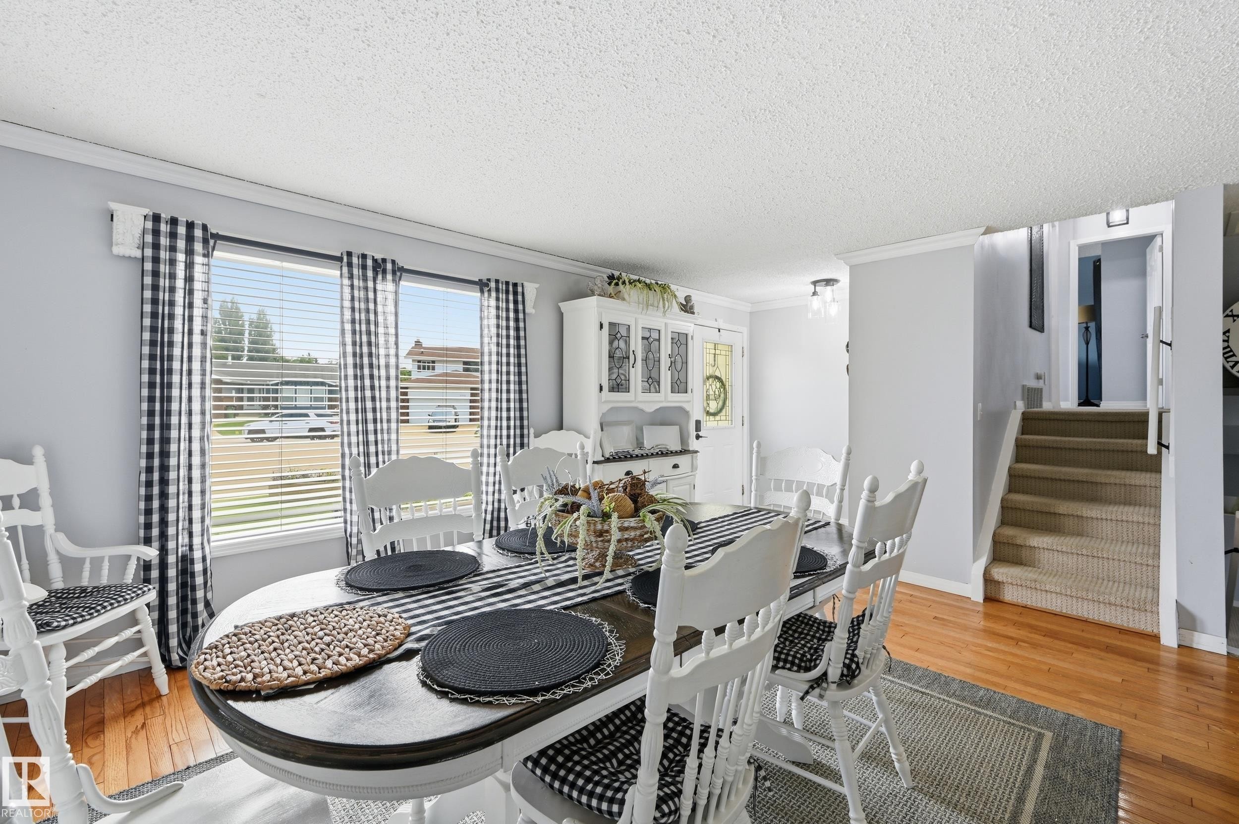3332 138 Avenue Nw, Edmonton, AB - Indoor Photo Showing Dining Room