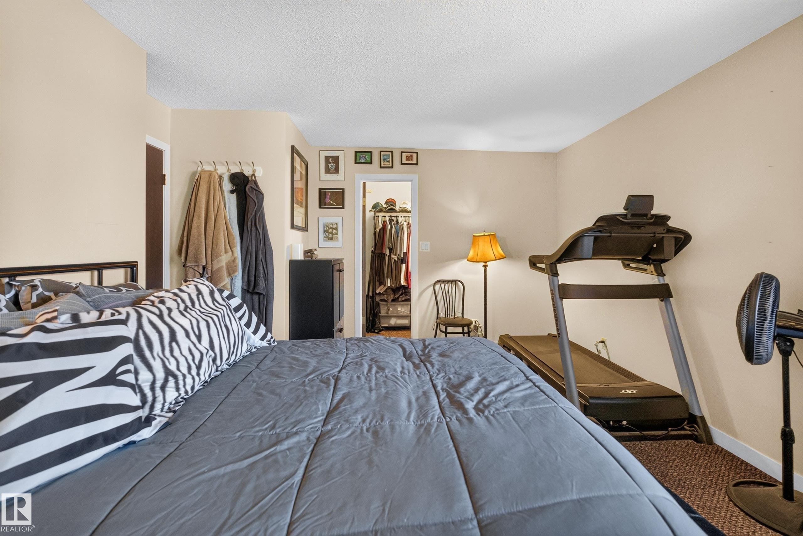 Neutral-toned walls complement the textured ceiling - 12062 157 Avenue, Edmonton, AB