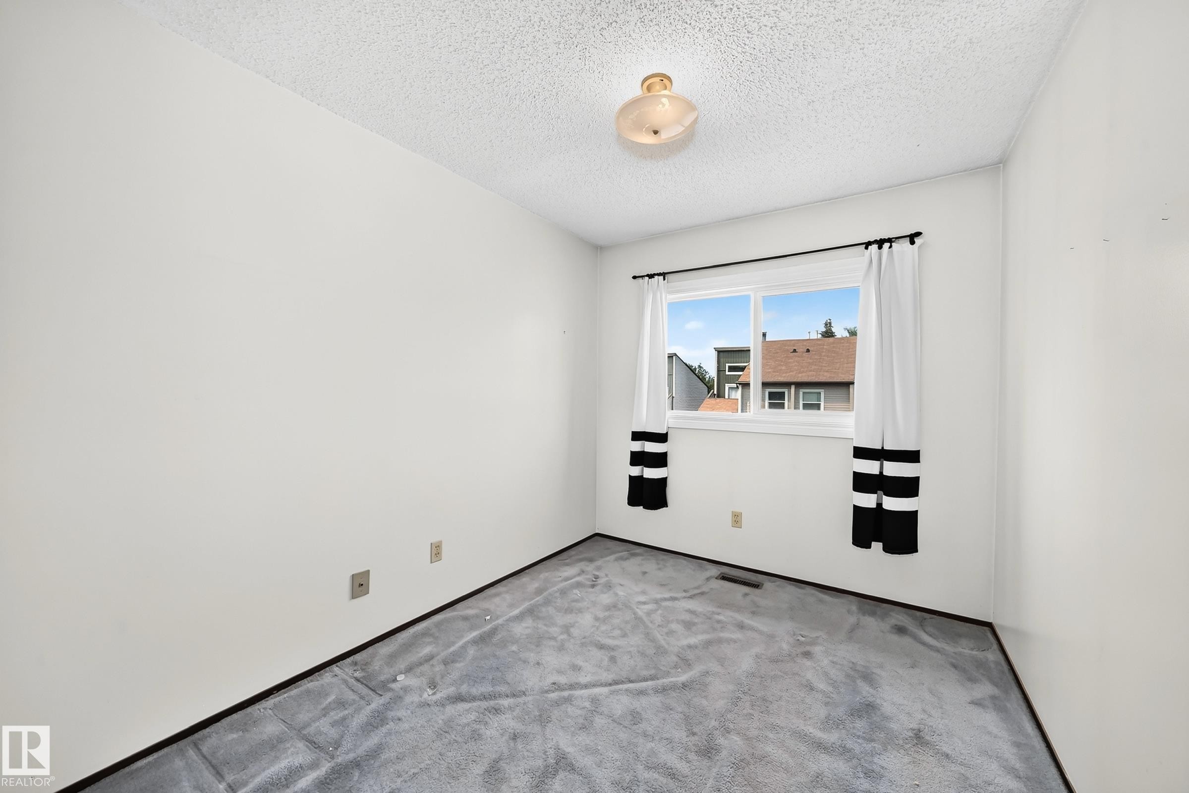 #38 2020 105 St Nw, Edmonton, AB - Indoor Photo Showing Other Room
