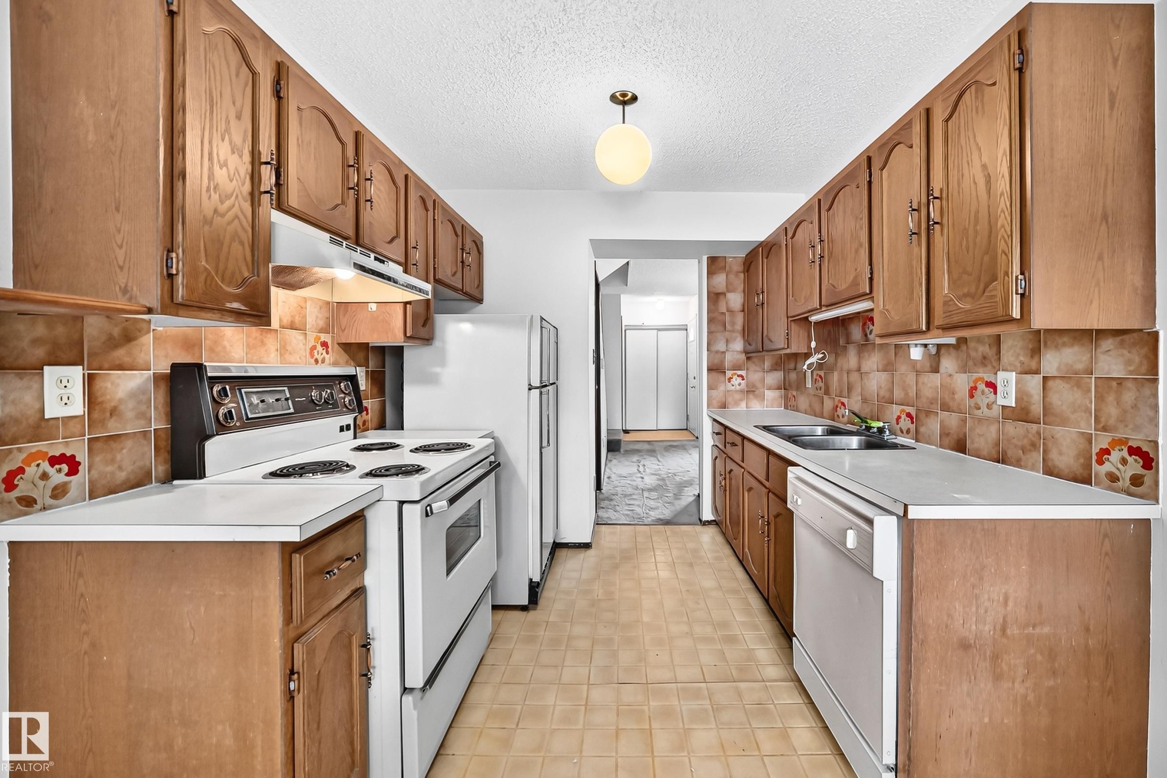 #38 2020 105 St Nw, Edmonton, AB - Indoor Photo Showing Kitchen With Double Sink