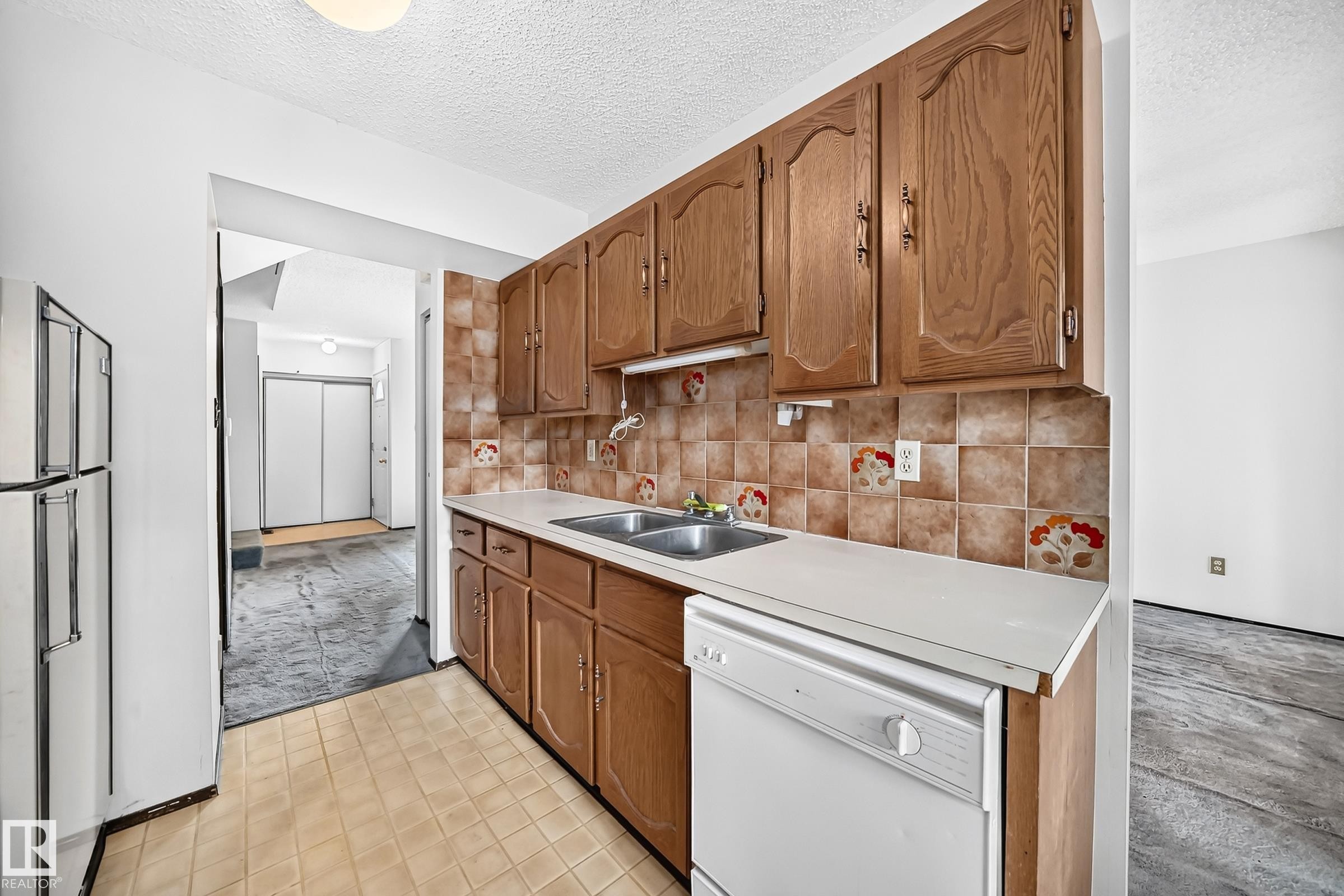 #38 2020 105 St Nw, Edmonton, AB - Indoor Photo Showing Kitchen With Double Sink