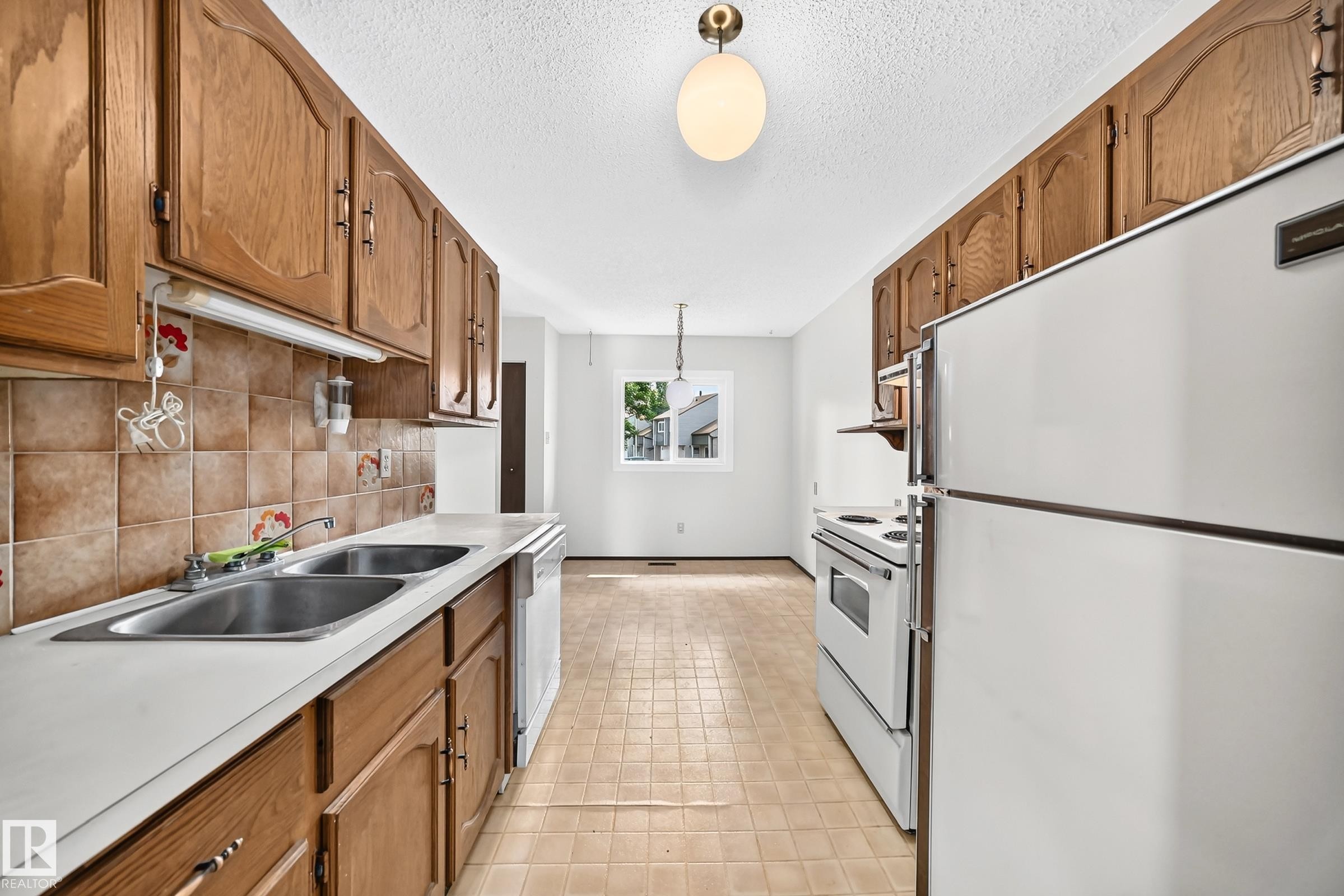 #38 2020 105 St Nw, Edmonton, AB - Indoor Photo Showing Kitchen With Double Sink