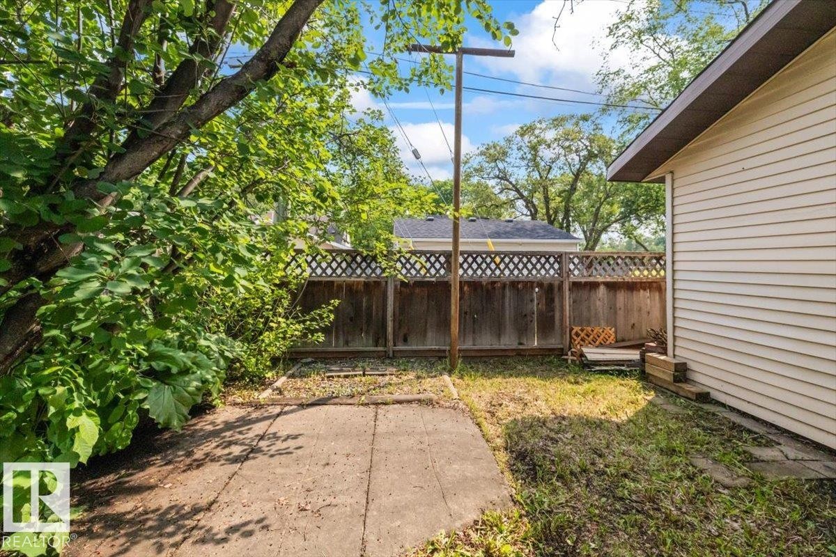 Private backyard area featuring a wood fence with lattice accents - 11603 70 Street Nw, Edmonton, AB