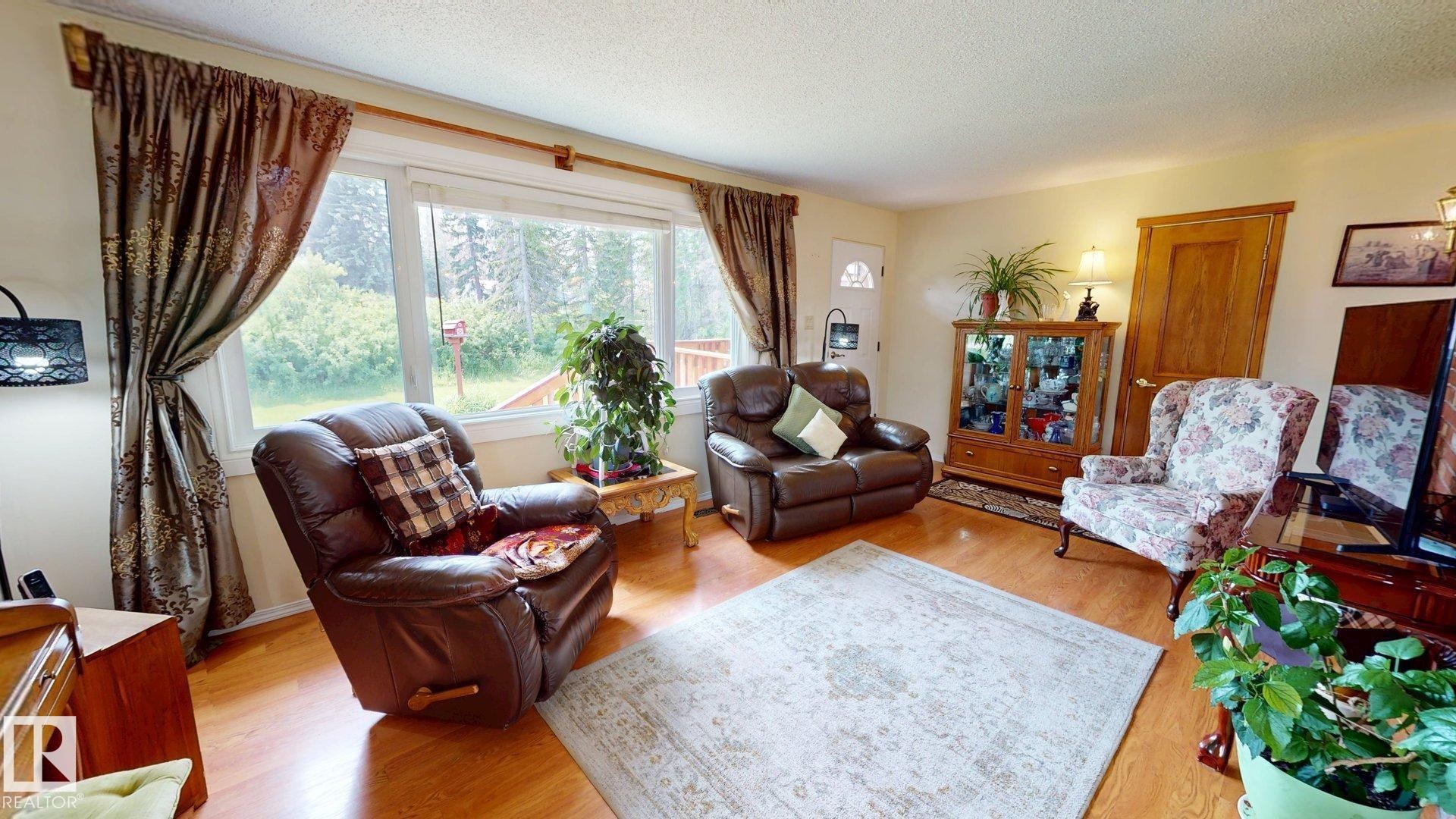 5004 50 Avenue, Evansburg, AB