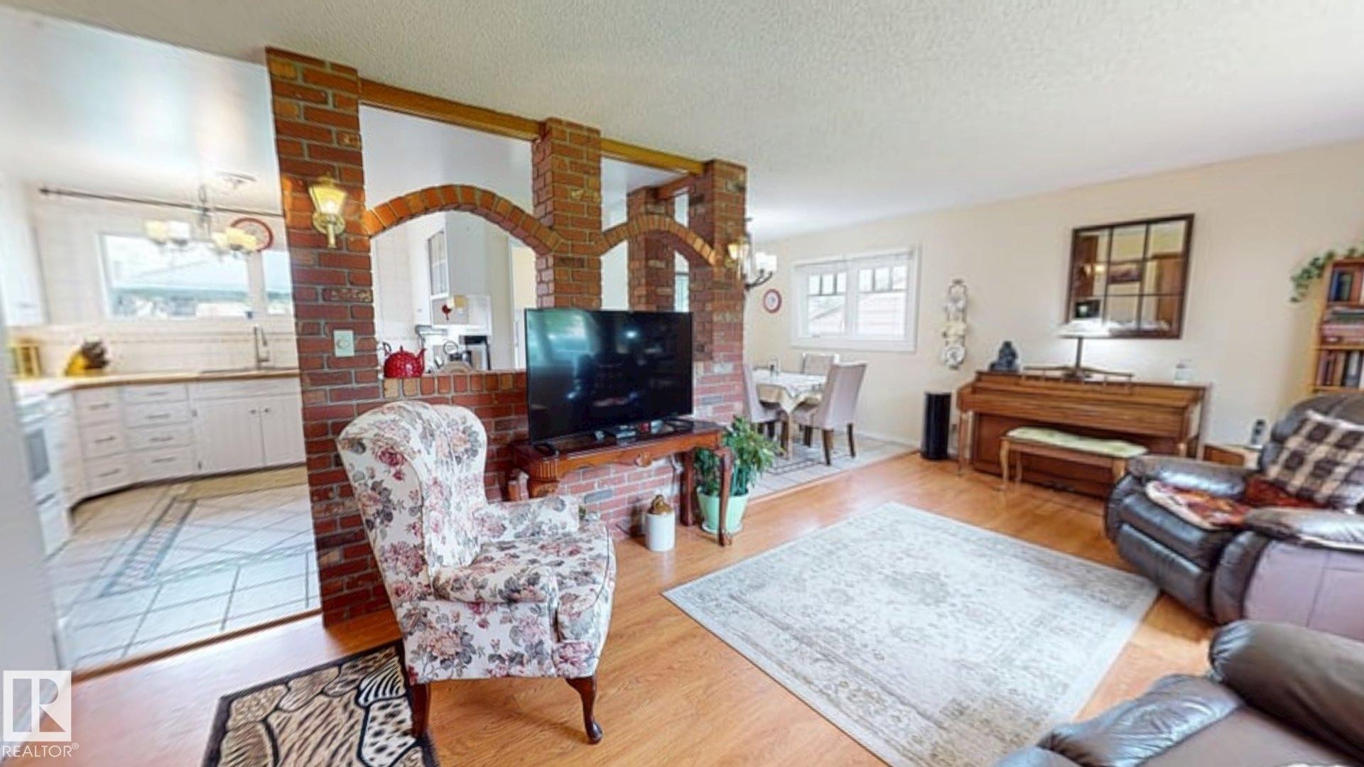 5004 50 Avenue, Evansburg, AB
