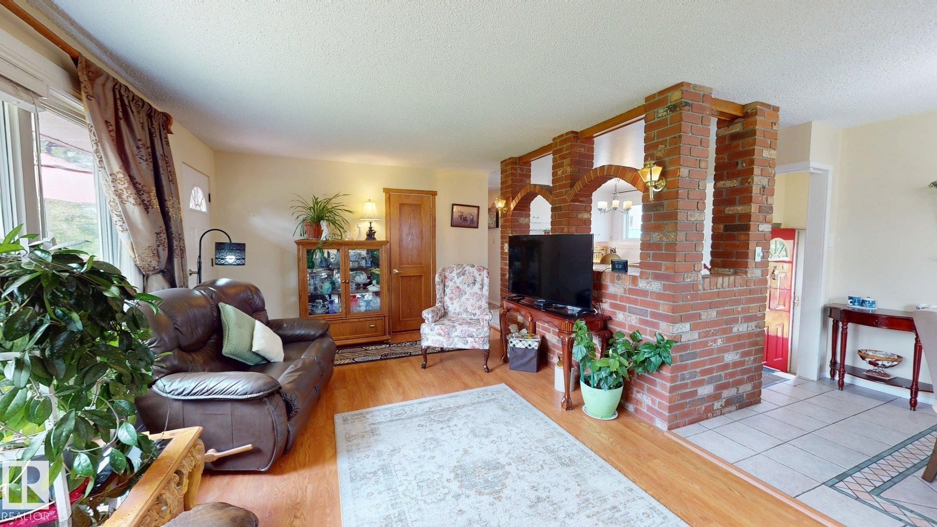 Feature wall in brick - 5004 50 Avenue, Evansburg, AB
