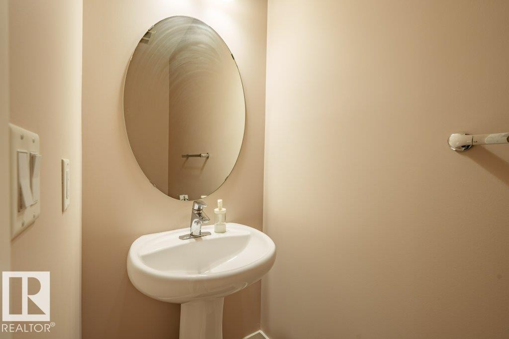 6103 18 Avenue Sw, Edmonton, AB - Indoor Photo Showing Bathroom