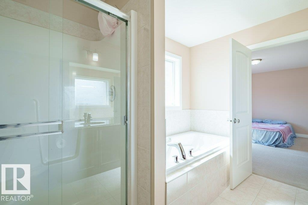 6103 18 Avenue Sw, Edmonton, AB - Indoor Photo Showing Bathroom