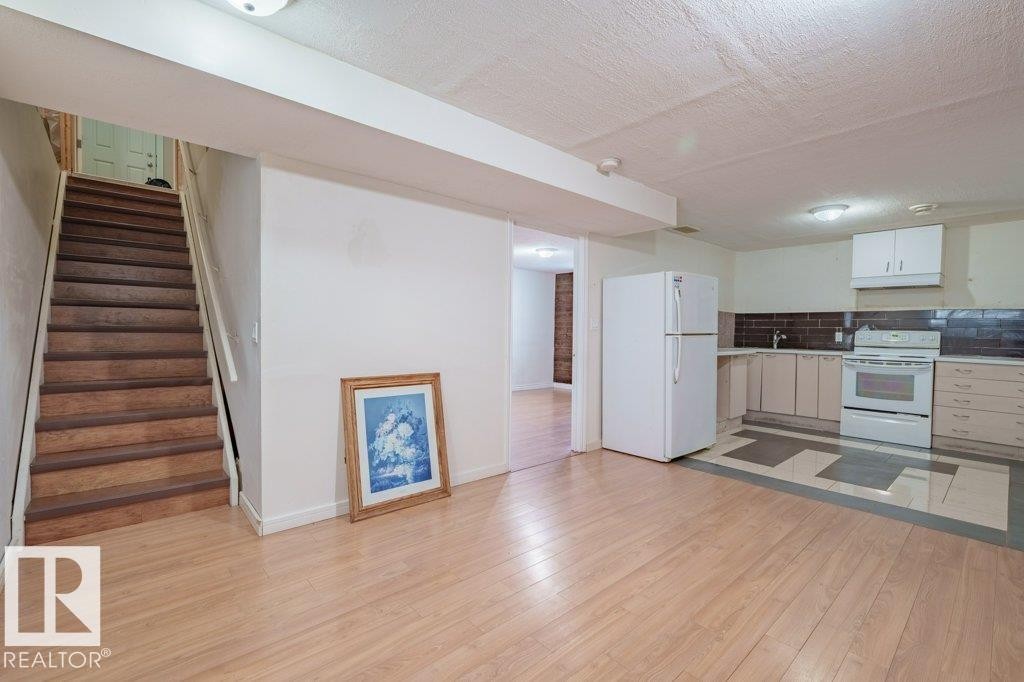 6103 18 Avenue Sw, Edmonton, AB - Indoor Photo Showing Kitchen
