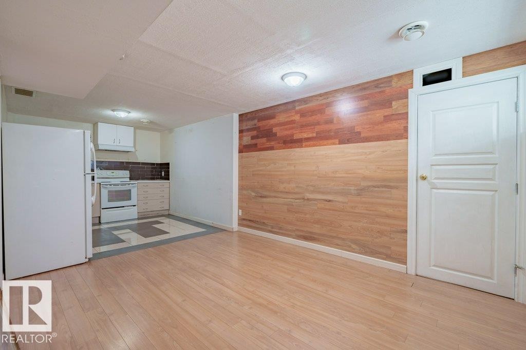6103 18 Avenue Sw, Edmonton, AB - Indoor Photo Showing Kitchen