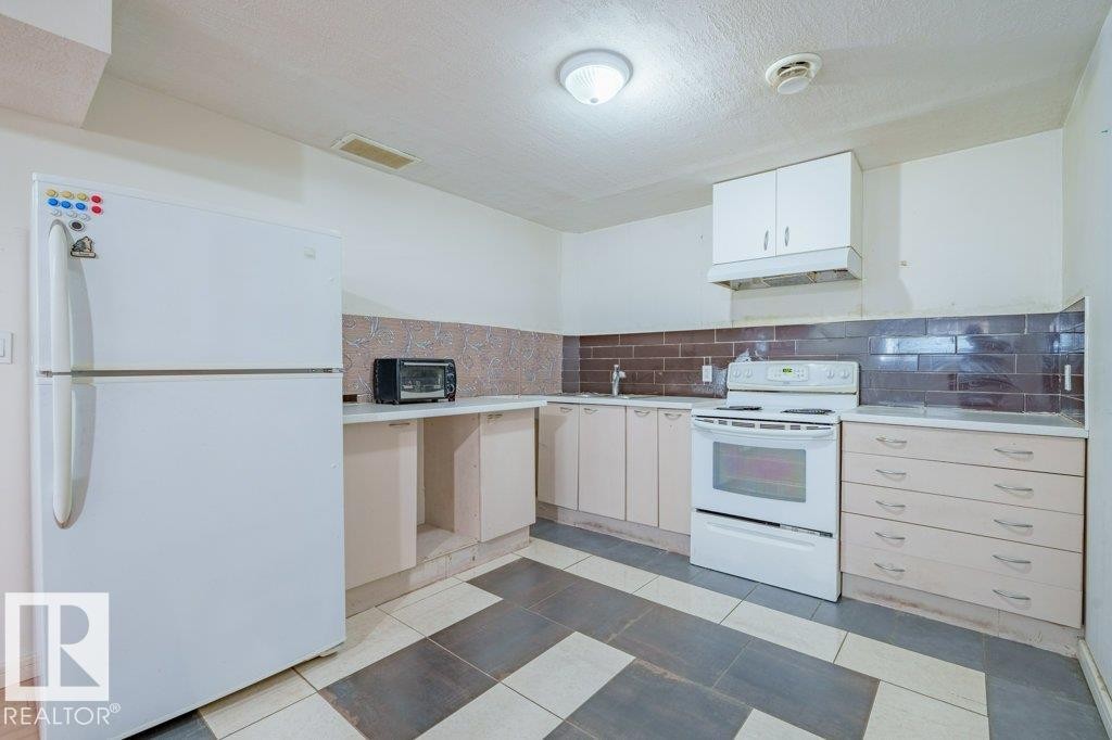 6103 18 Avenue Sw, Edmonton, AB - Indoor Photo Showing Kitchen