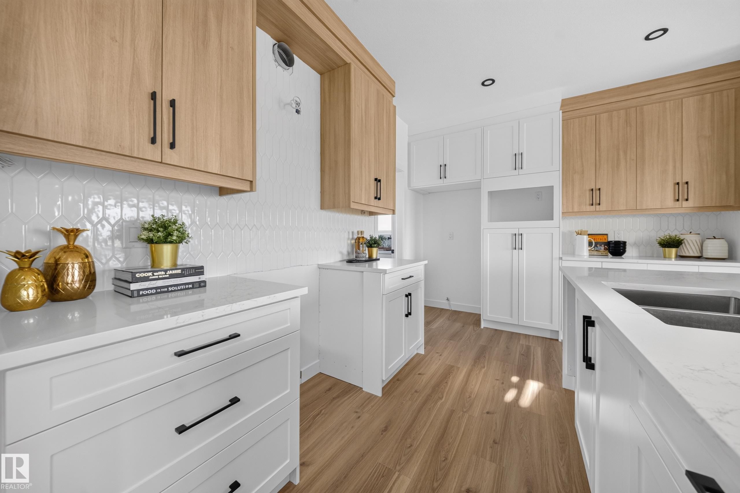 Modern kitchen featuring two-tone cabinetry with wood-finish and white shaker-style doors - 523 Ashgrove Circle, Leduc, AB